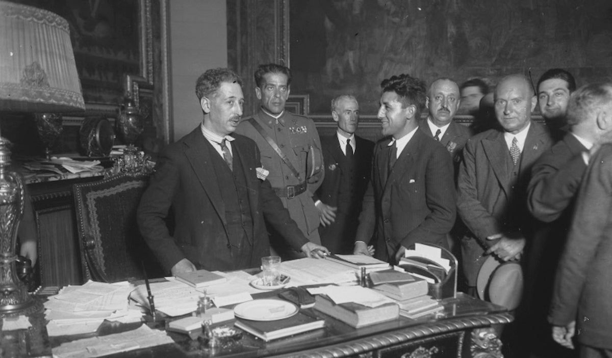 El presidente Lluís Companys con el comandante Pérez Farràs, en el Palau de la Generalitat/Gabriel Casas i Galobardes/Archivo Nacional de Catalunya
