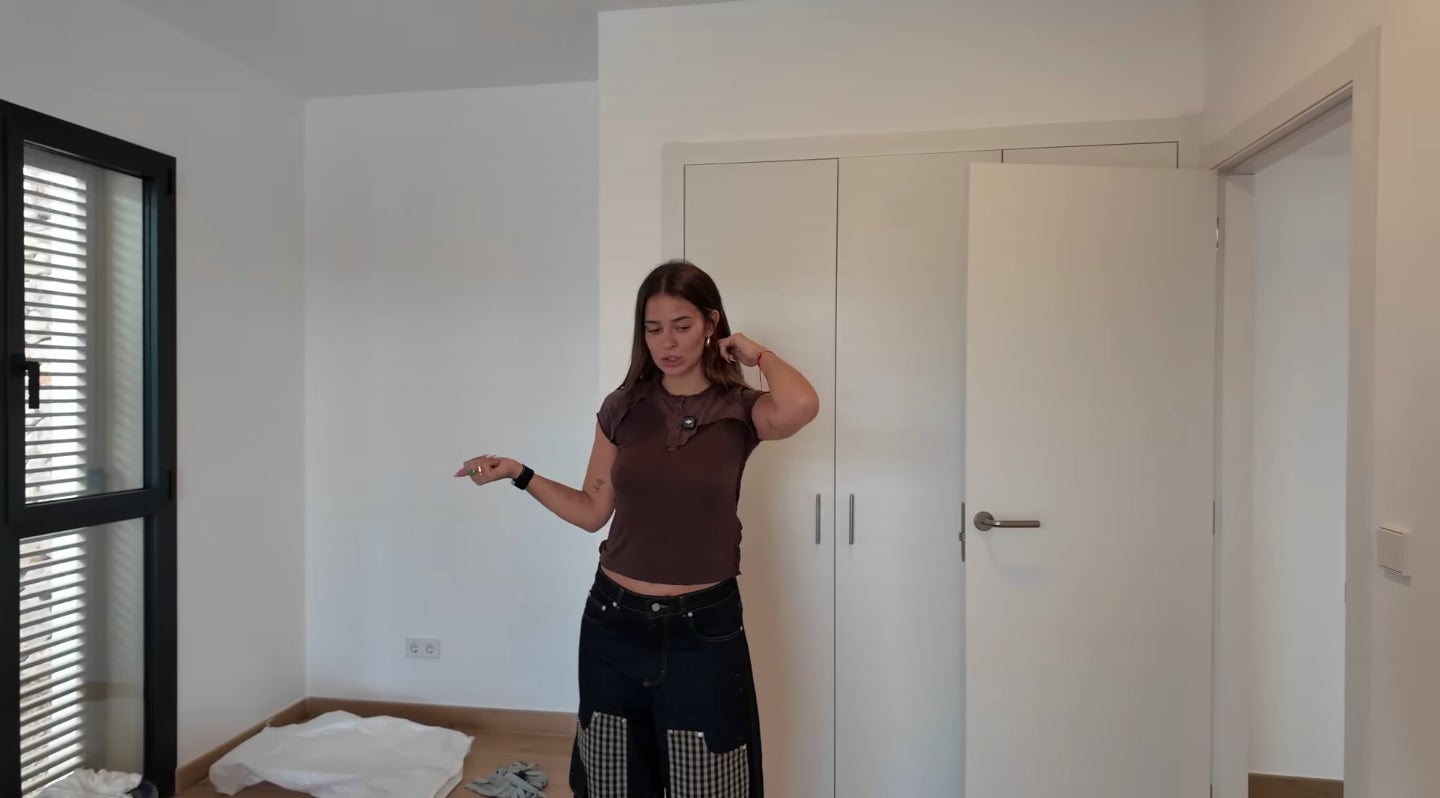 Totes les habitacions tenen armaris molt grans - Youtube