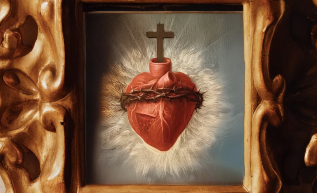 Un corazón con una cruz y una corona de espinas del videoclip de Rosalía | YouTube