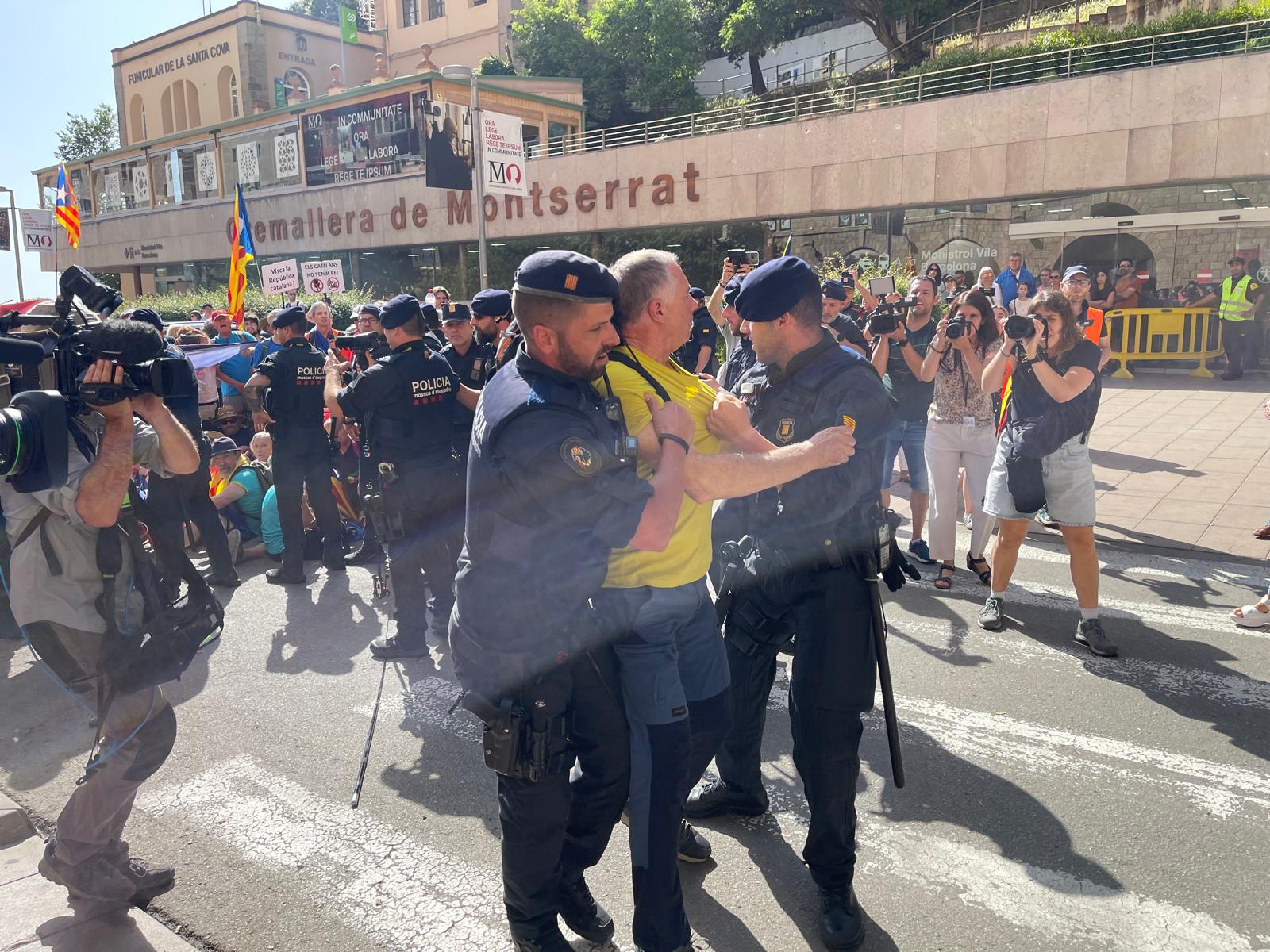 Albert en el momento de ser detenido por los Mossos d'Esquadra en la protesta de Montserrat/Quico Sallés