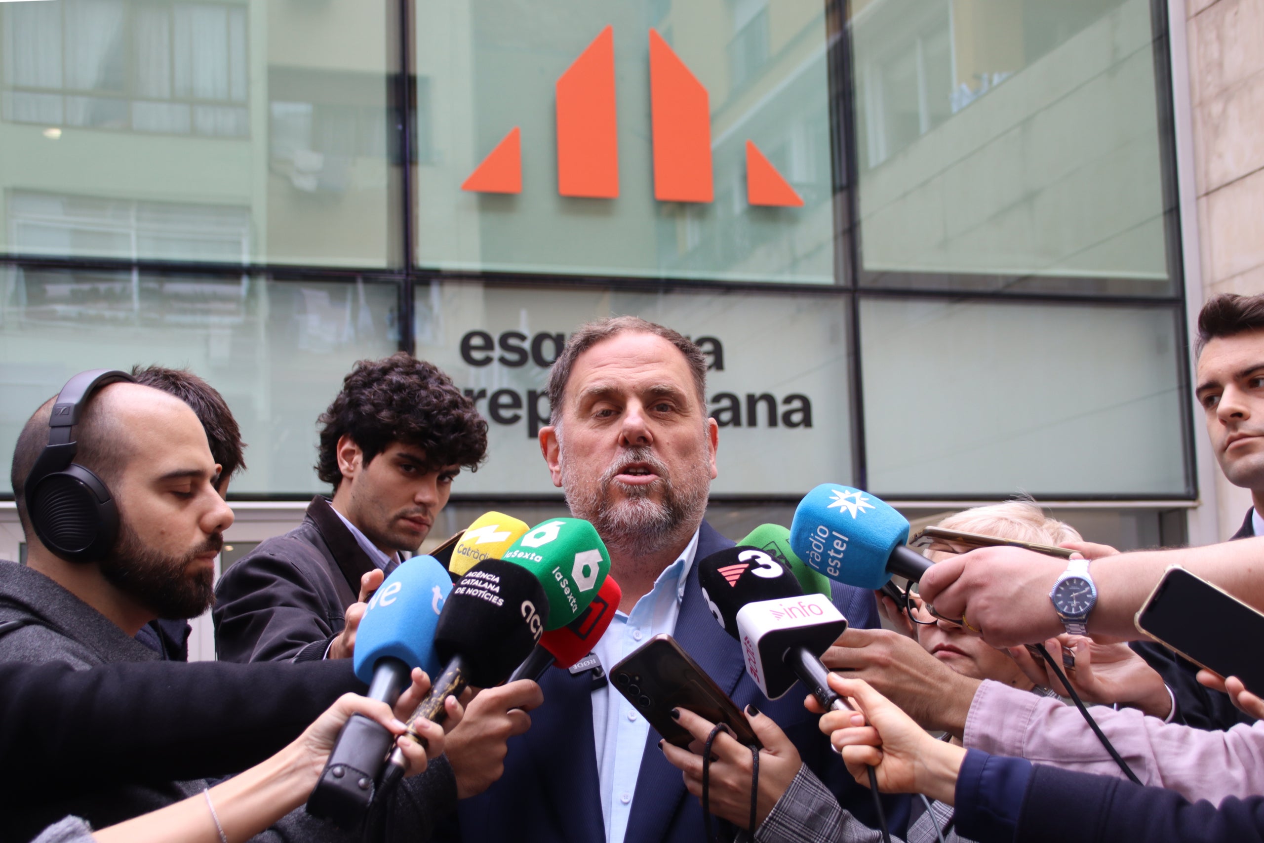El líder d'ERC, Oriol Junqueras, atén els mitjans de la seu del partit / ACN