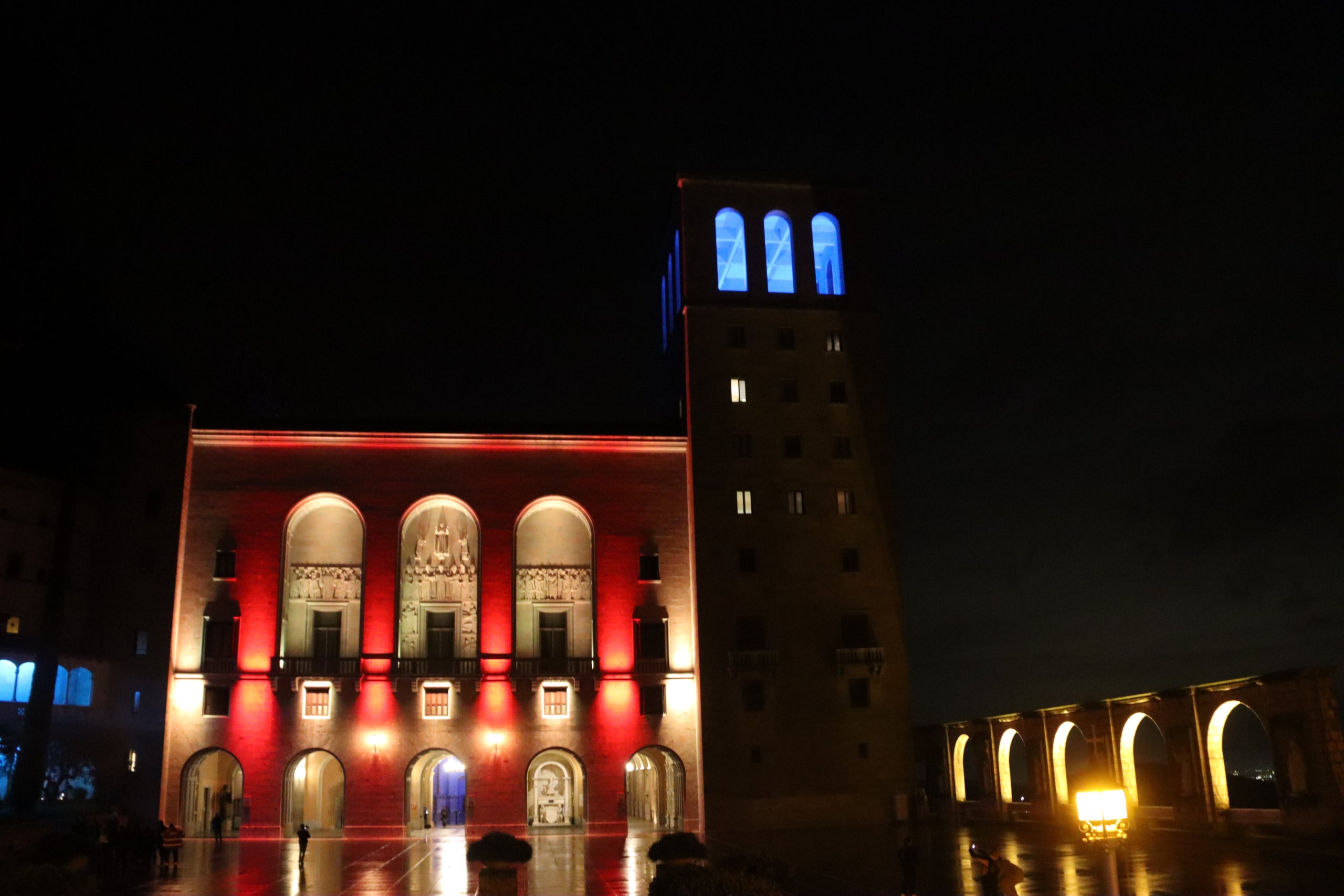 La nova il·luminació nocturna de Montserrat pot anar canviant de colors / ACN