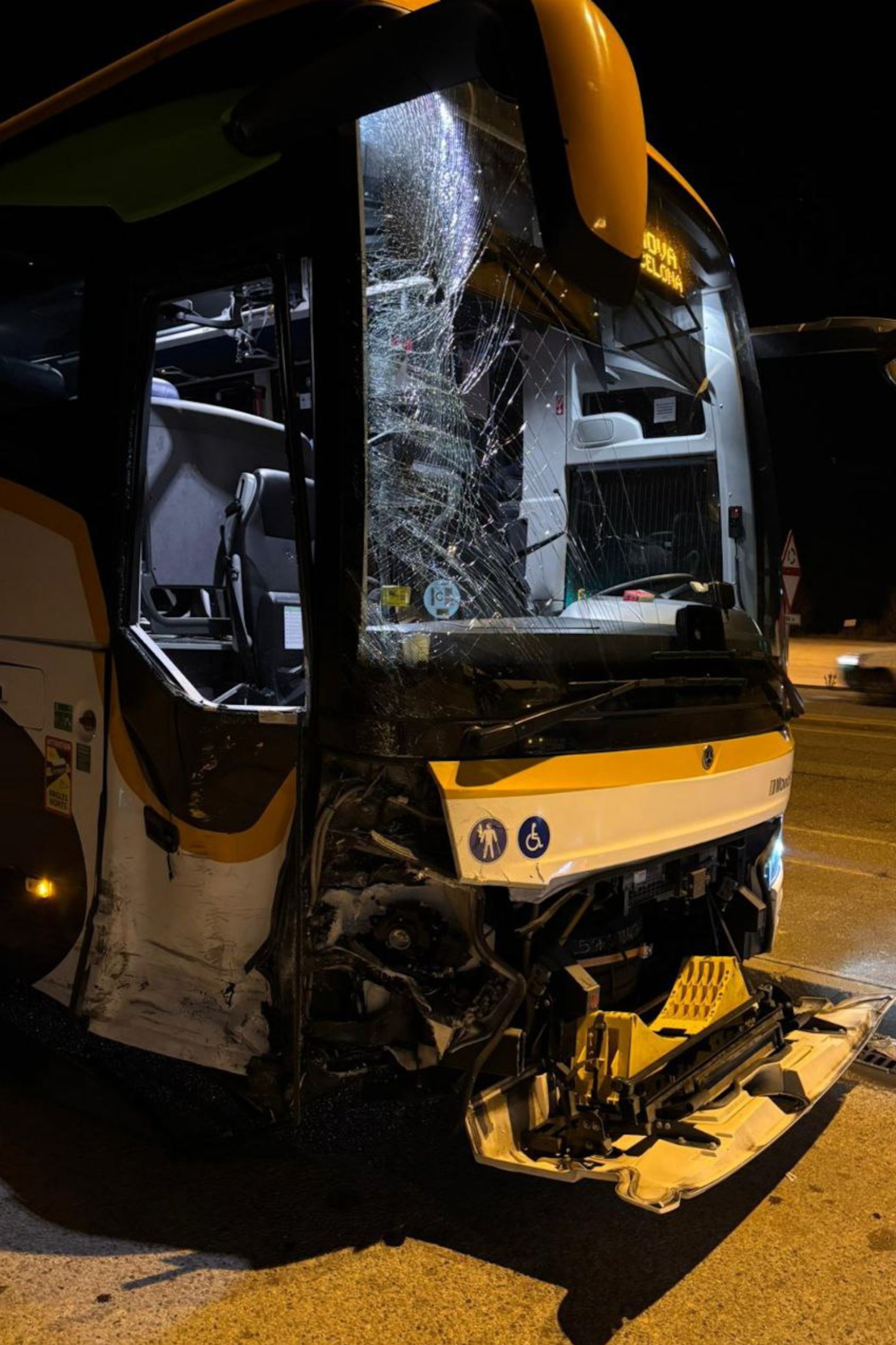 Així ha quedat l'autocar que ha rebut l'impacte d'un cotxe que circulava contra direcció per l'AP-7 / ACN