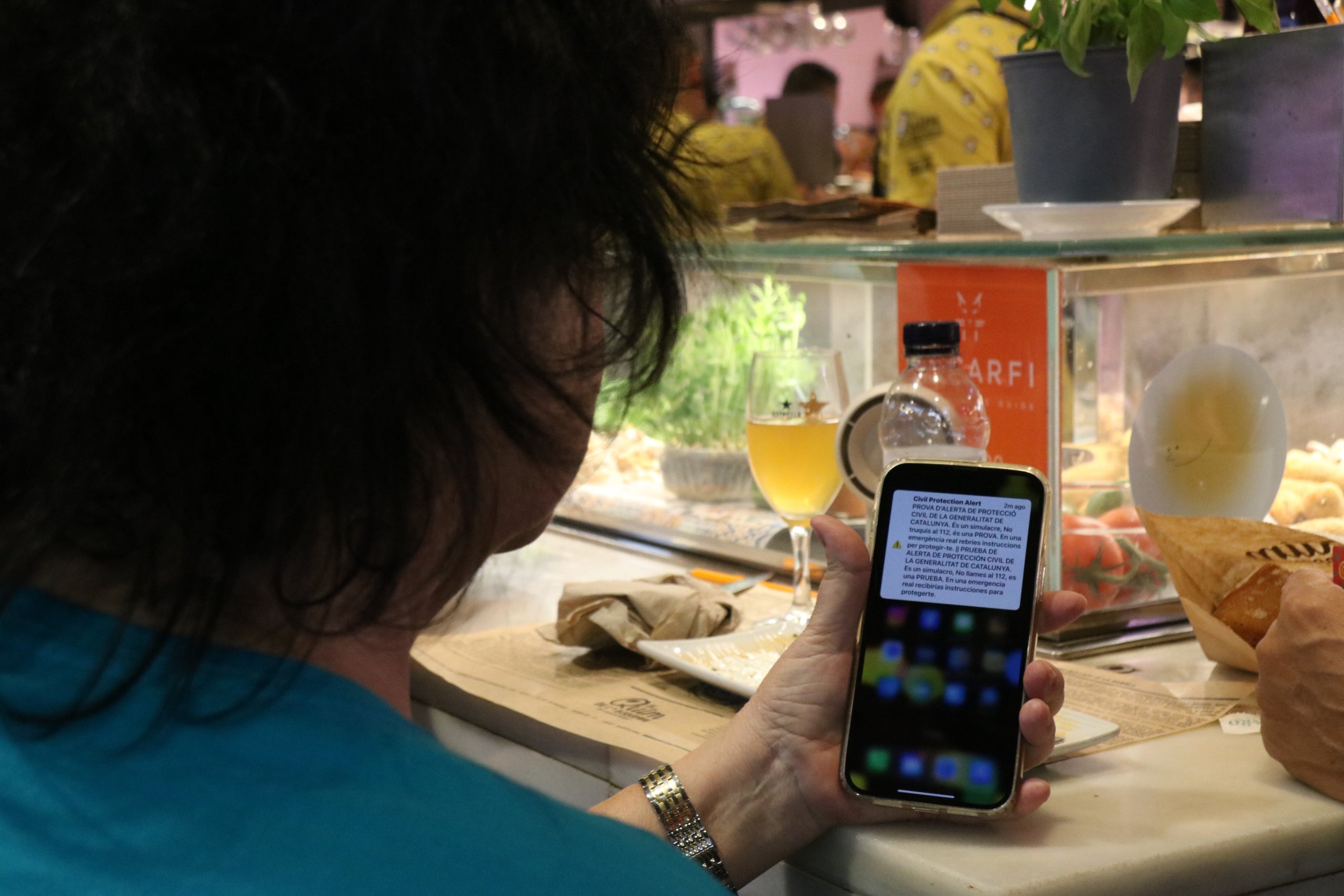 Pantalla d'un terminal amb una alerta de Protecció Civil a la Boqueria / ACN