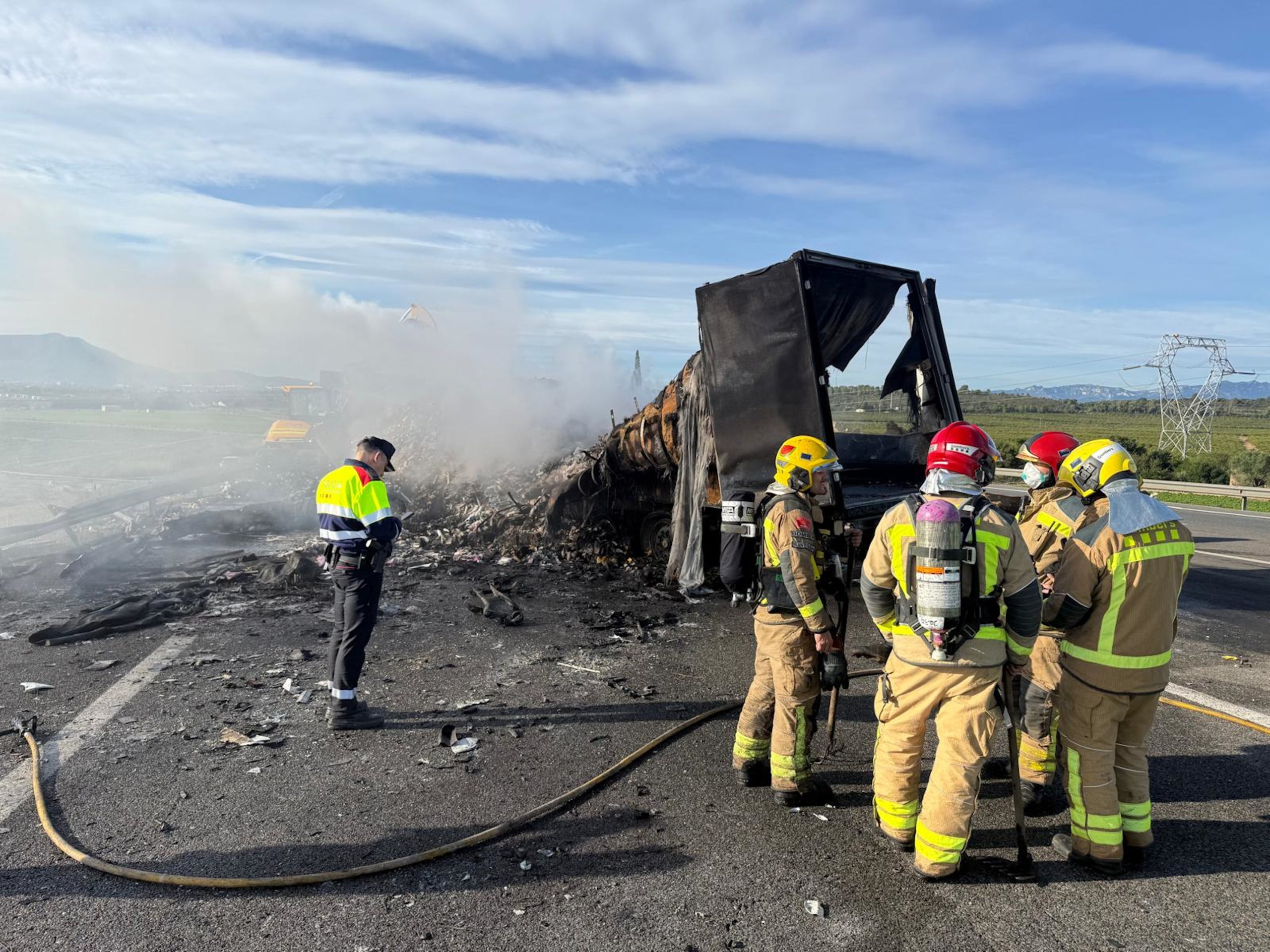 Els Bombers treballen en l'incendi d'un camió a l'AP-7 a l'Aldea / ACN