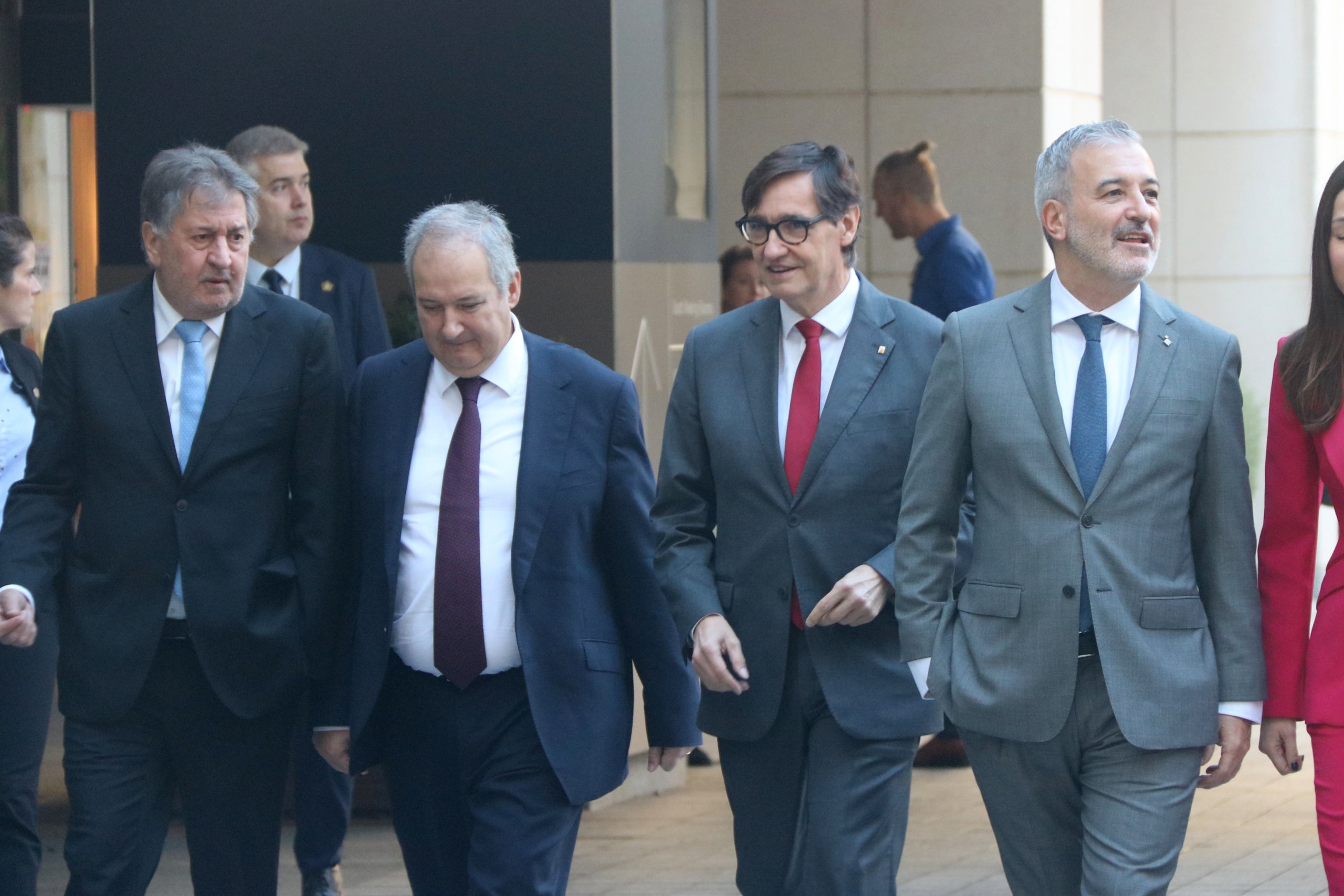 Salvador Illa, amb el president d'Hotusa, Amancio López; el ministre, Jordi Hereu, i l'alcalde de Barcelona, Jaume Collboni al 'Fòrum Barcelona' / ACN-Maria Asmarat