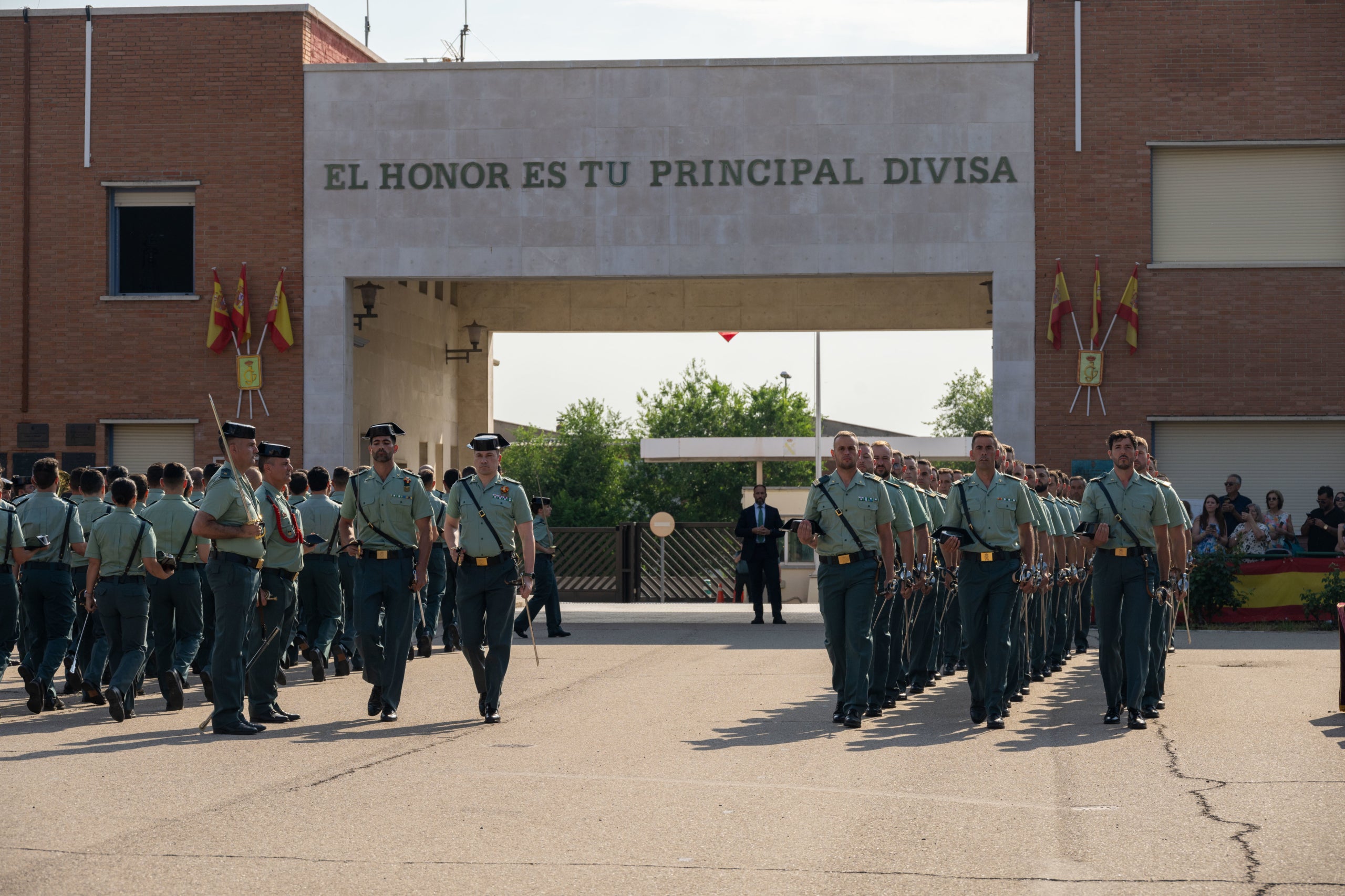Un lliurament de despatxos als oficials de la Guàrdia Civil amb el lema 'l'honor és la nostra divisa'/Guàrdia Civil