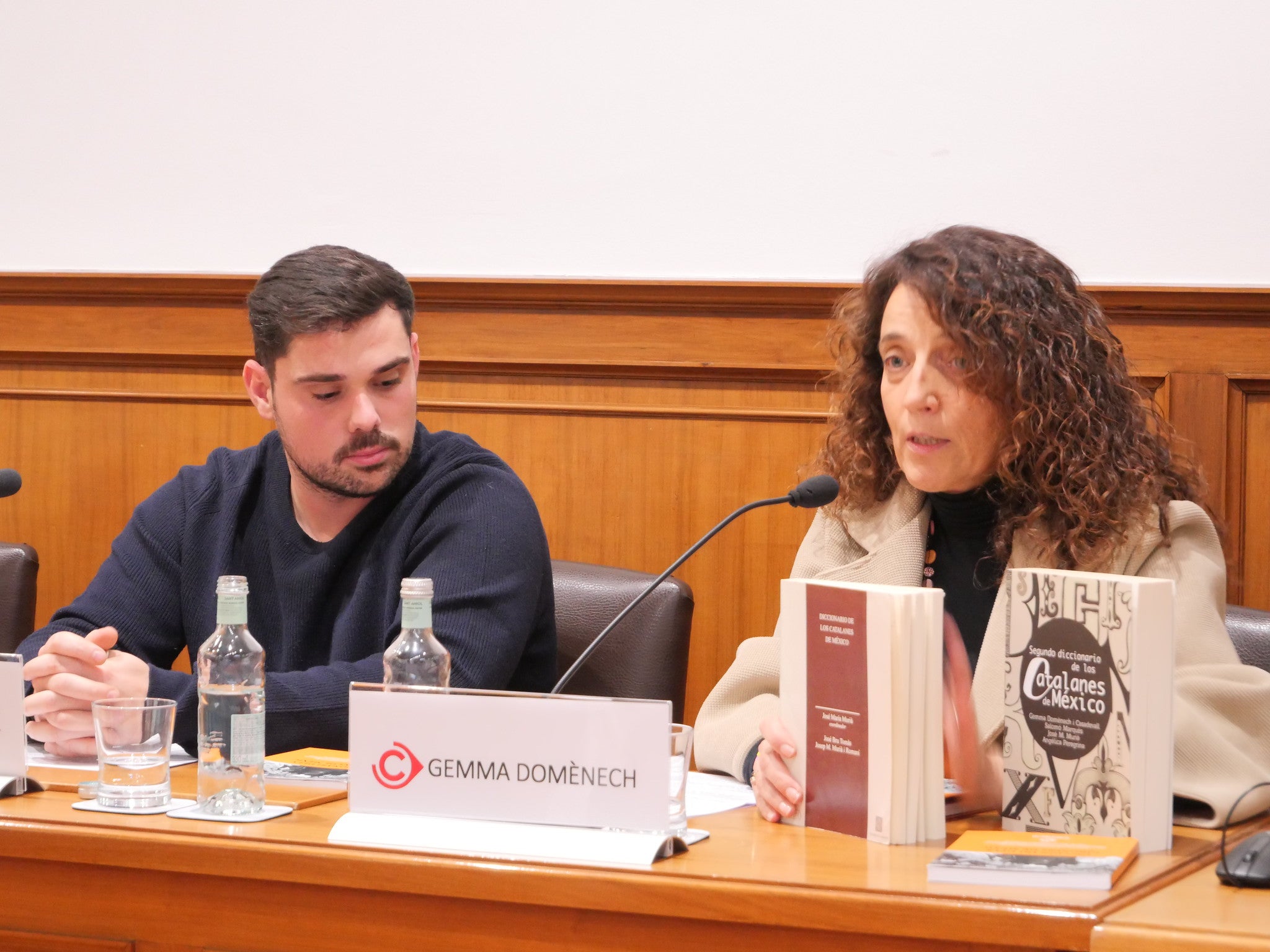 Eduard Caballé i Gemma Domènech durant la presentació del 'Diccionari dels gironins de Mèxic', aquest 20-N a la Cambra de Comerç de Girona / Cedida
