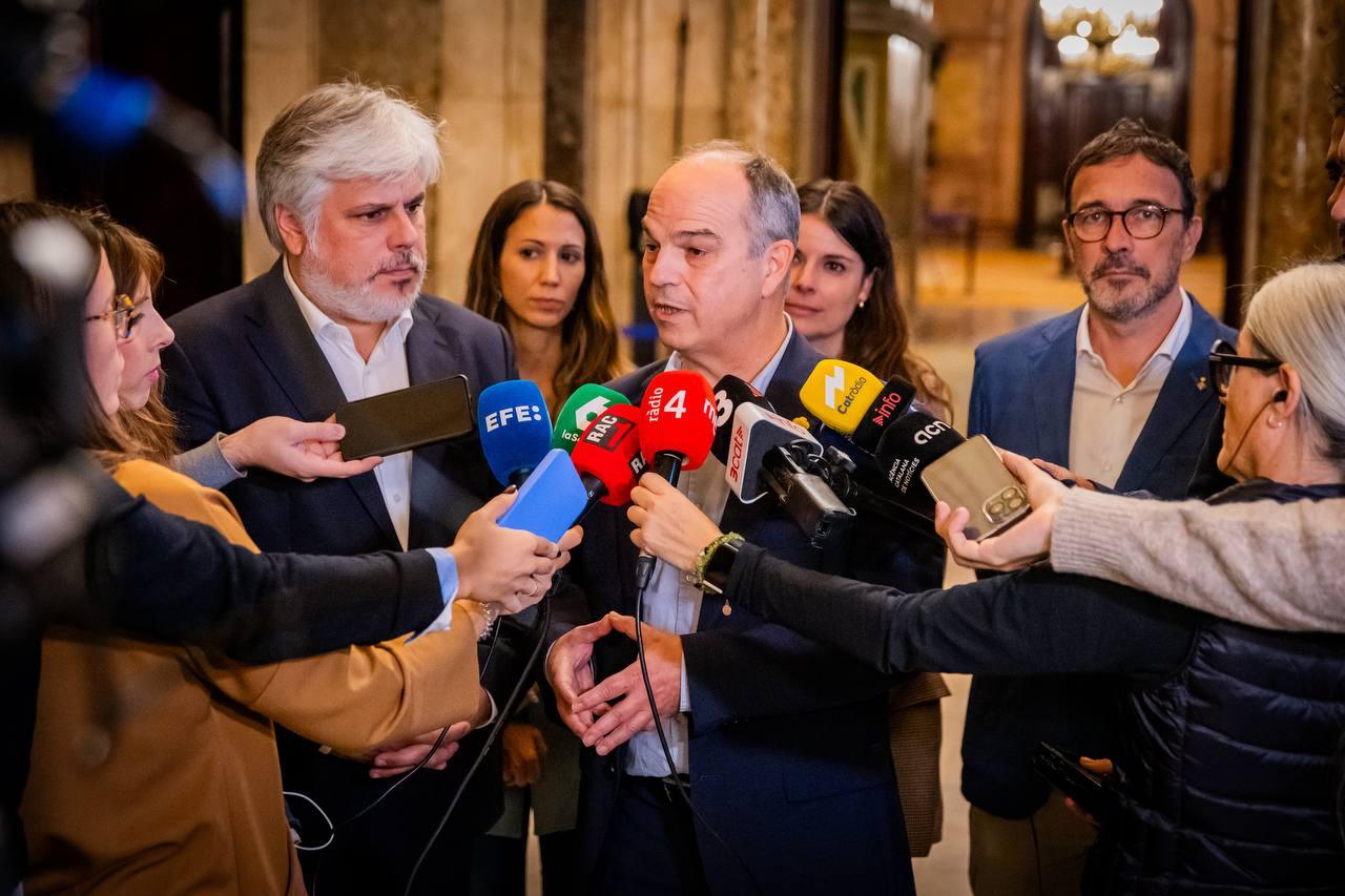 El secretario general de Junts, Jordi Turull, en una atención a medios este jueves en el Parlament / ACN