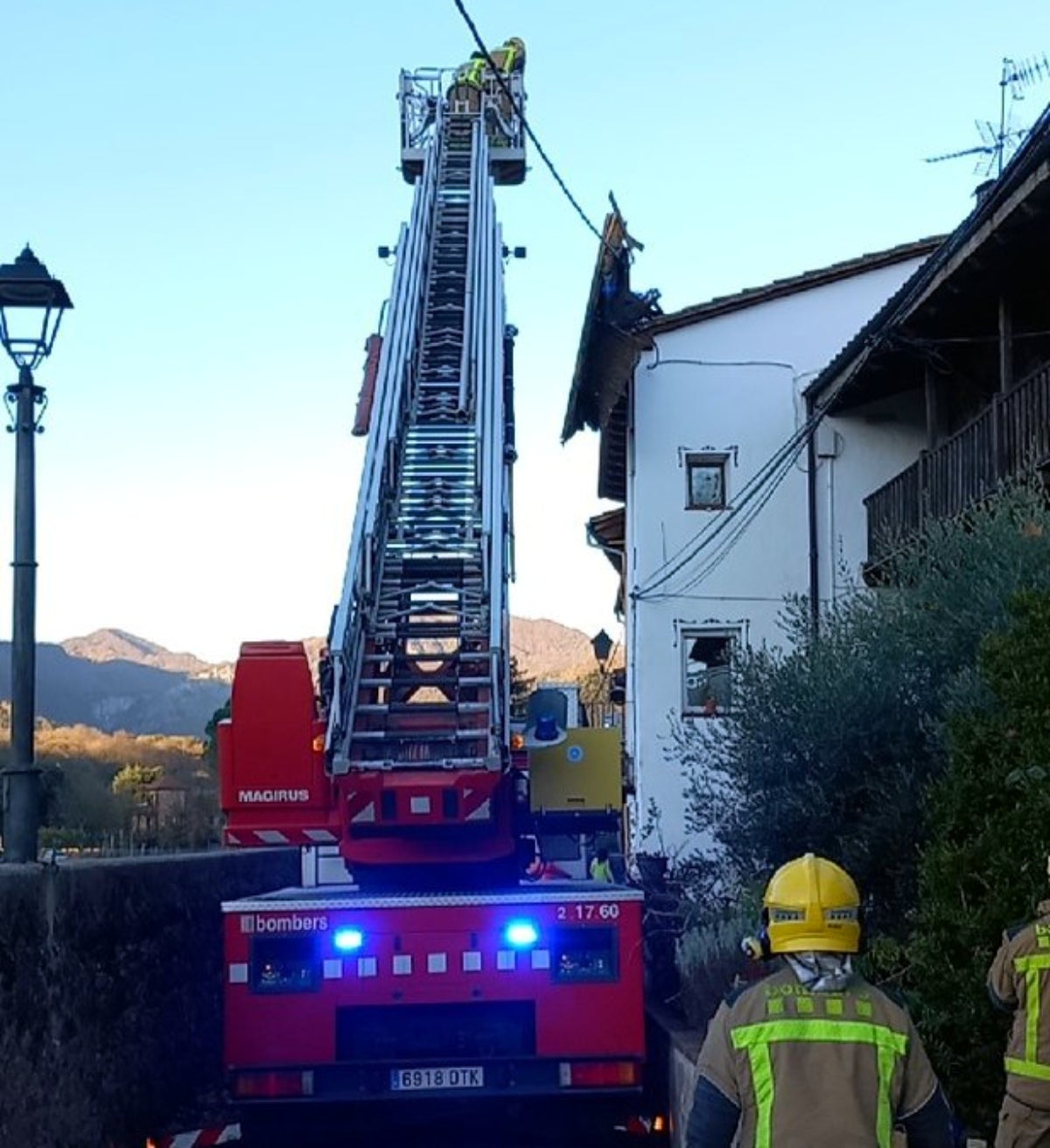 Los muebles de palet que volaron por el vendaval en la Vall d'en Bas | Bombers de la Generalitat