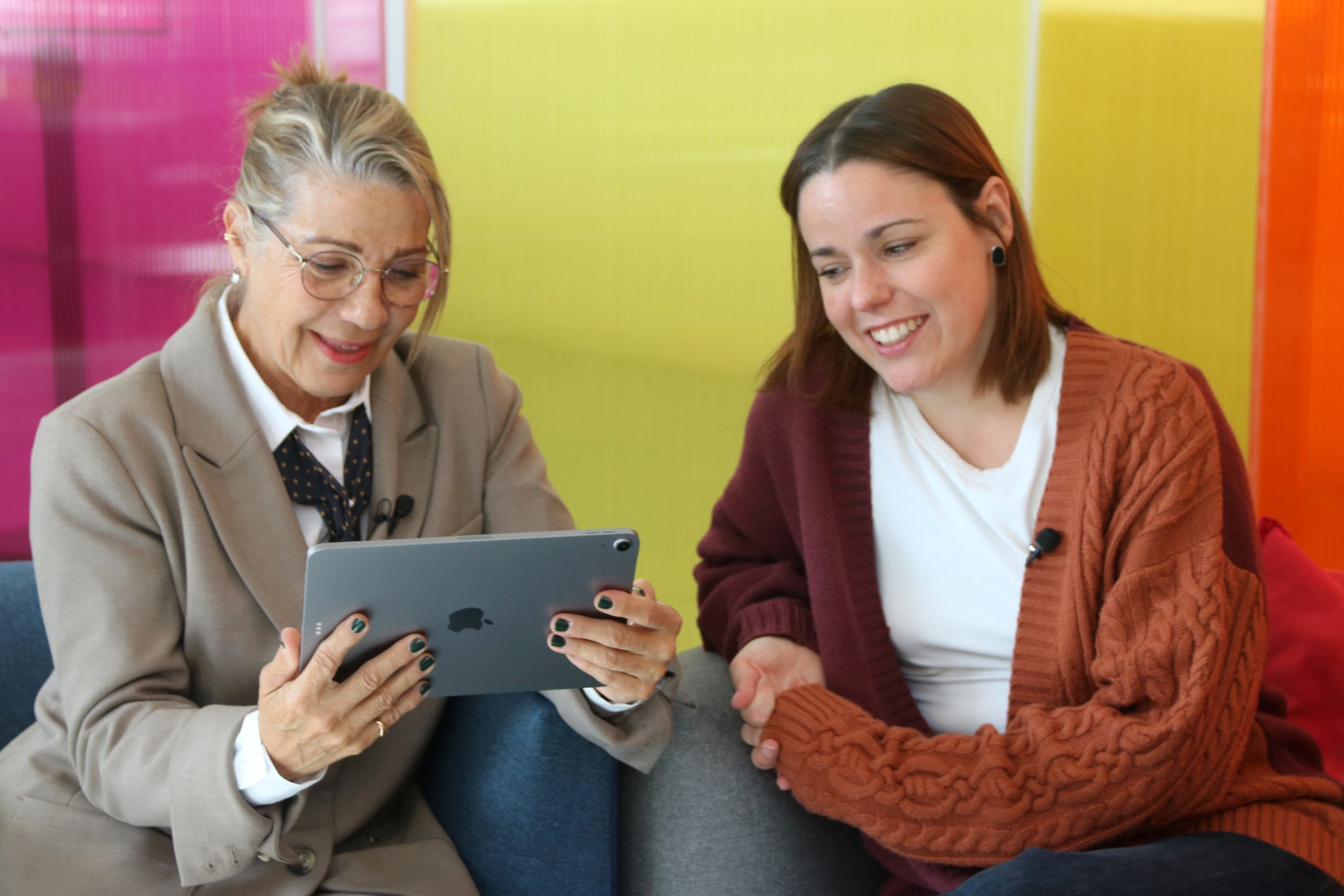 Les actrius Emma Vilarasau i Georgina Latre reveient un fragment de 'Ventdelplà'| Maria Asmarat (ACN)