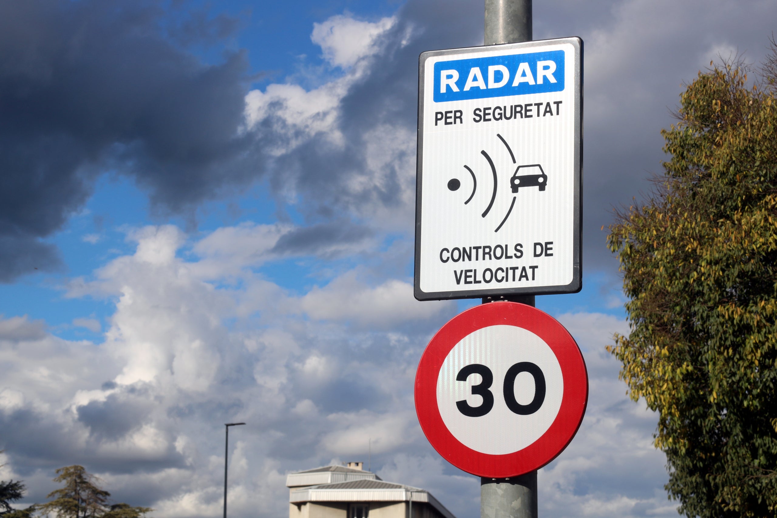 El cartell informatiu del radar instal·lat a la frontissa del Güell a tocar dels Maristes de Girona / ACN