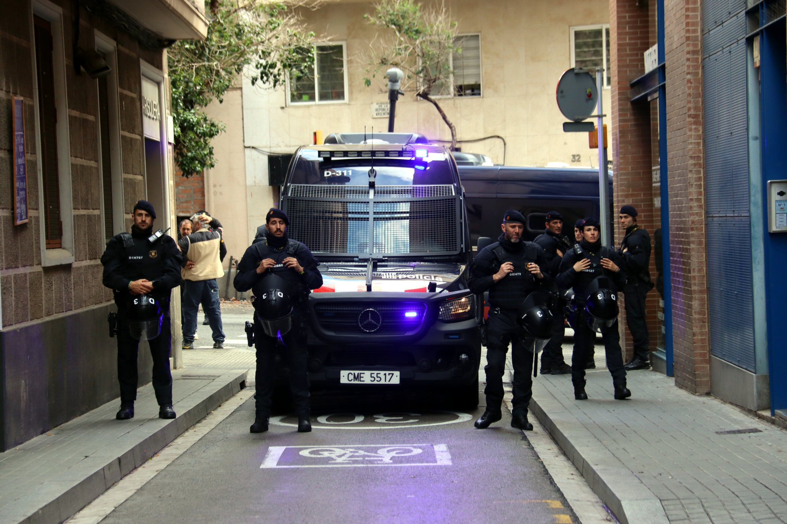 Dispositiu dels Mossos per desallotjar un edifici ocupat a Vallcarca / ACN