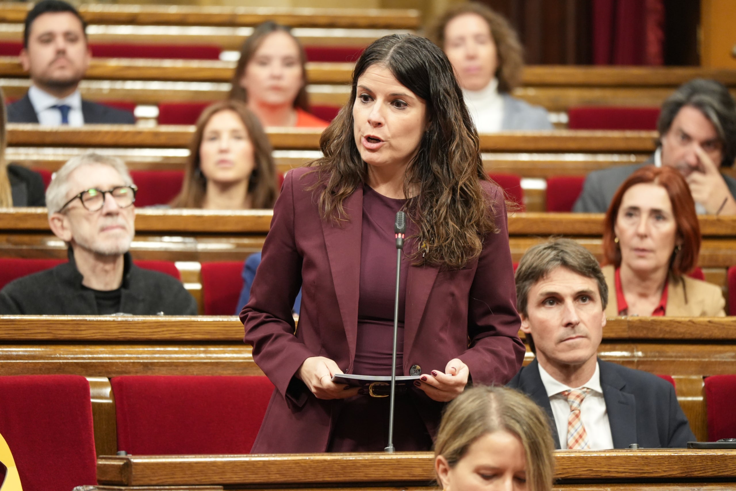 La presidenta del grupo de Junts, Mònica Sales, durante la sesión de control en el pleno del Parlamento / ACN