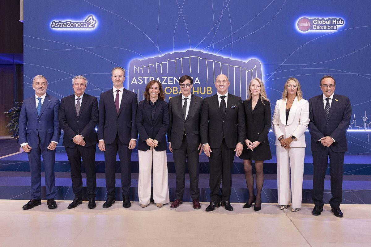 D'esquerra a dreta: Jaume Collboni, alcalde de Barcelona; Ruud Dobber, EVP and President of the Biopharmaceuticals Business Unit at AstraZeneca; Per-Arne Hjelmborn, ambaixador de Suècia a Espanya; Mónica García, ministra de Sanitat; Salvador Illa, president de la Generalitat de Catalunya, Rick. R. Suárez, president d'AstraZeneca Espanya; Sharon Barr, EVP BioPharmaceuticals R&D at AstraZeneca; Marta Moreno, directora d'Assumptes Corporatius i Accés al Mercat d'AstraZeneca Espanya; i Josep Rull, president del Parlament de Catalunya | Foto d'AstraZeneca