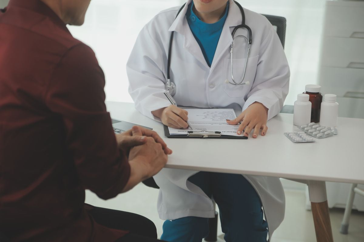 Metge en una consulta | Foto de123RF/armmypicca