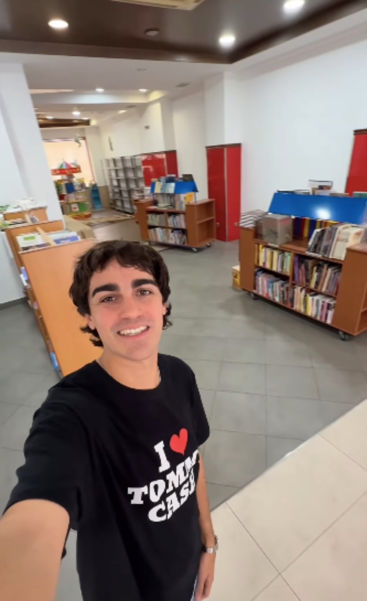 Així va quedant la llibreria que està creant Borjamina | Instagram