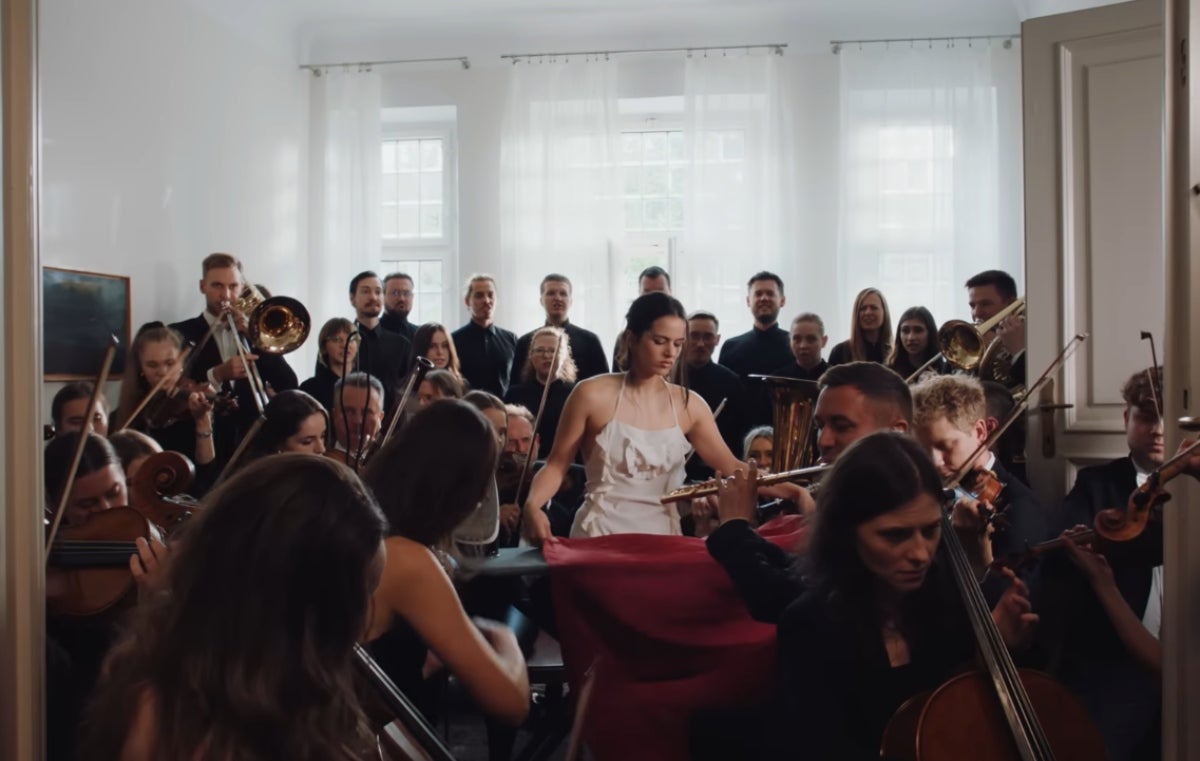 Esta es la letra de 'Divinize', la canción en español de Rosalía | YouTube