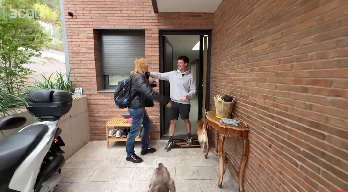 Aquesta és l'entrada a la casa del cantant - Youtube