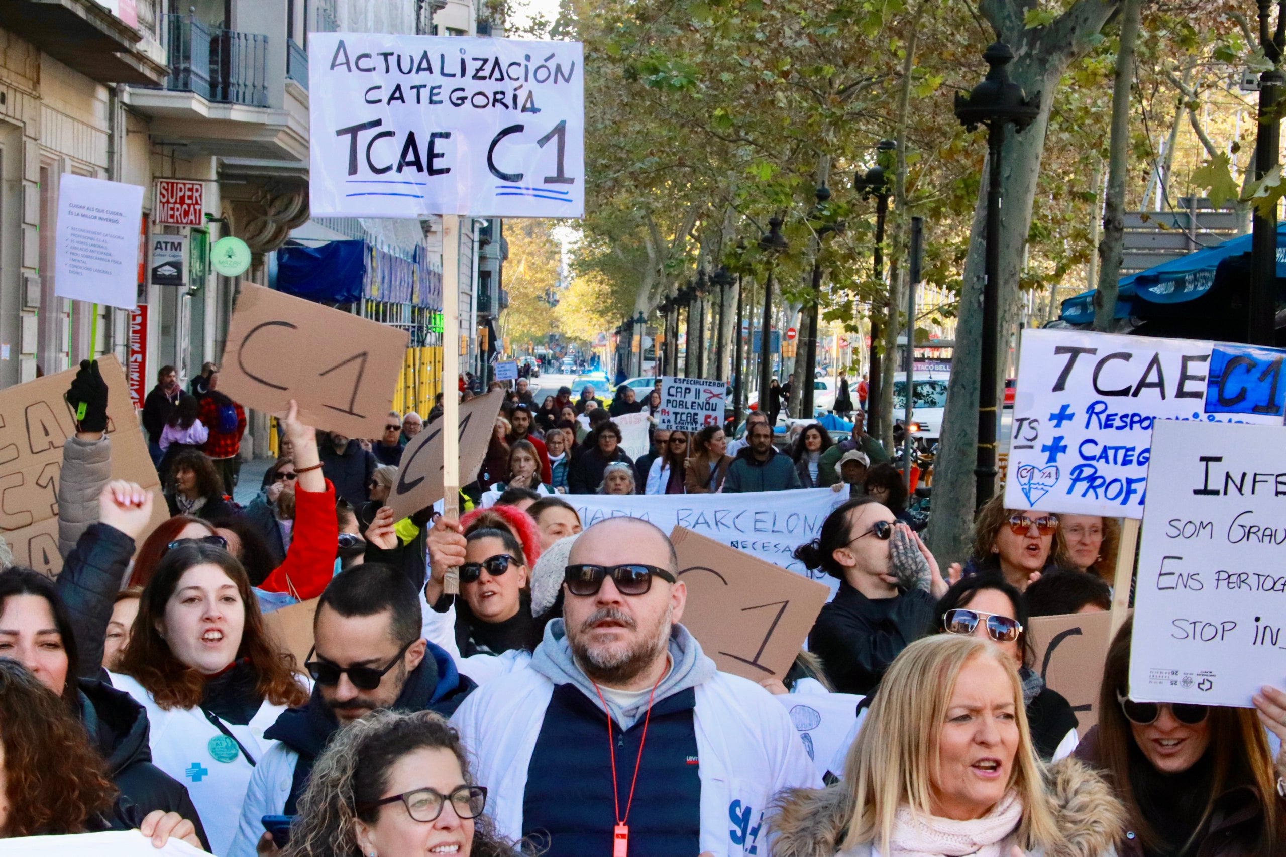 Manifestació d’un centenar d’infermeres i auxiliars a la Gran Via de les Corts Catalanes a Barcelona. | Gemma Sánchez Bonel (ACN)