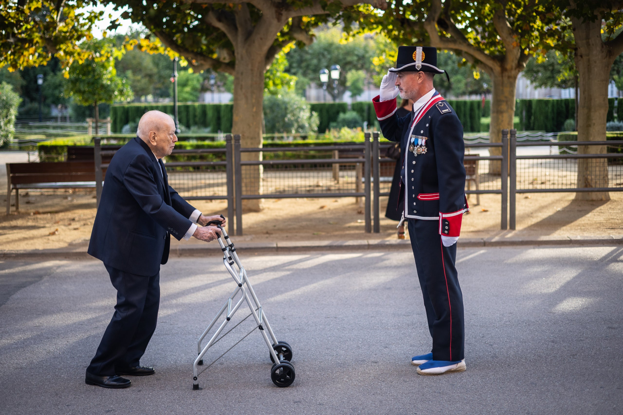 Jordi Pujol, saludat per un Mosso en l'acte de la Diada/Jordi Borràs/ACN