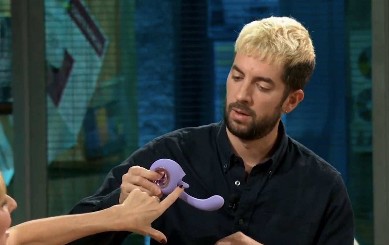 Cayetana Guillén Cuervo porta joguines sexuals a 'La Revuelta' | RTVE