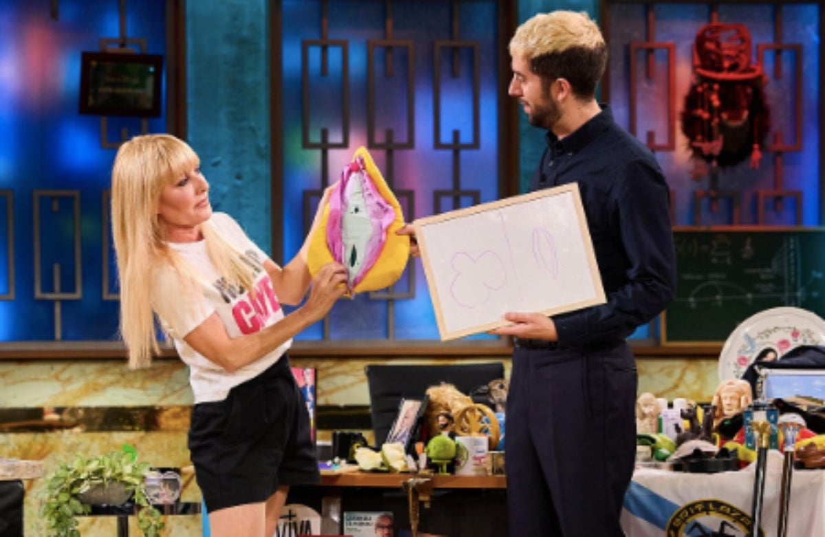 Cayetana Guillén Cuervo porta un coixí en forma de vulva a 'La Revuelta' | RTVE