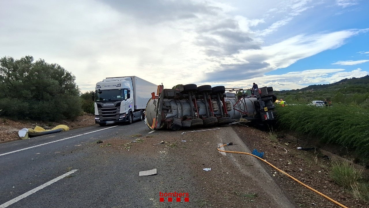 El camió cisterna accidentat a l'AP-7 a l'Ametlla de Mar
| Bombers de la Generalitat