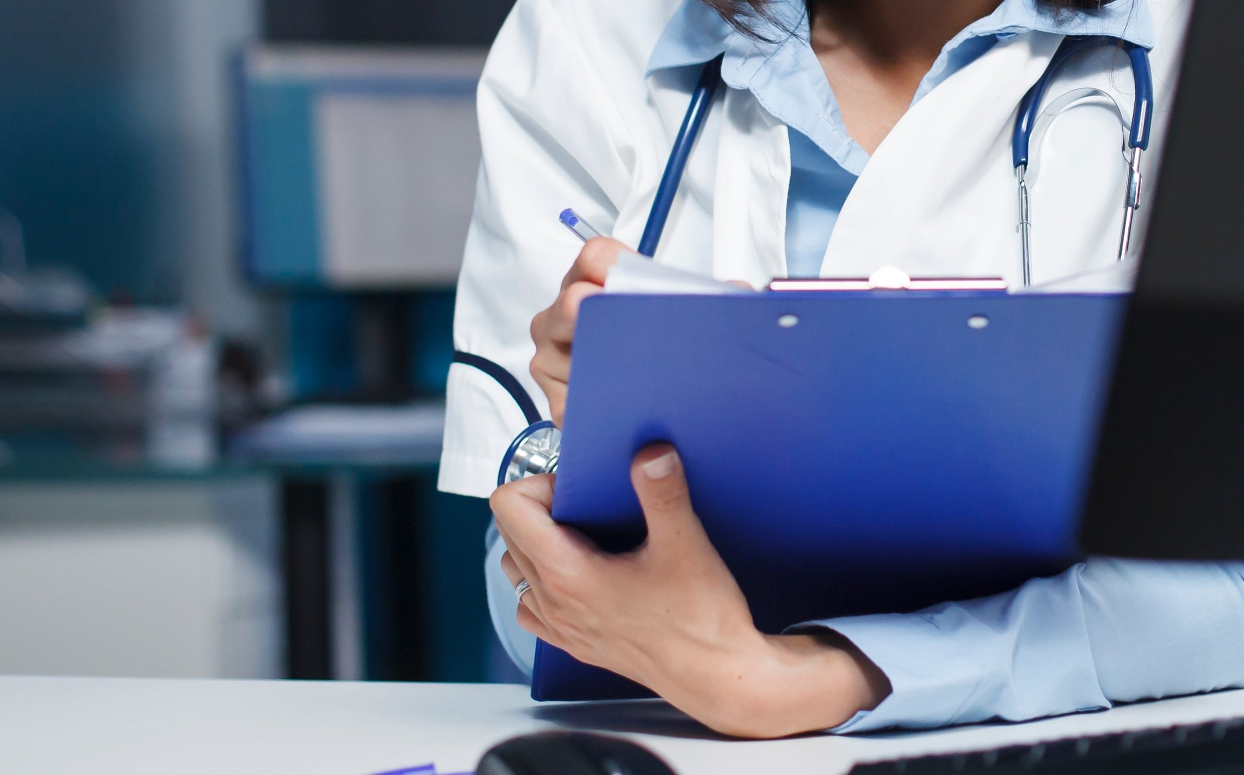 Una doctora atén un pacient en una imatge d'arxiu / Pixabay