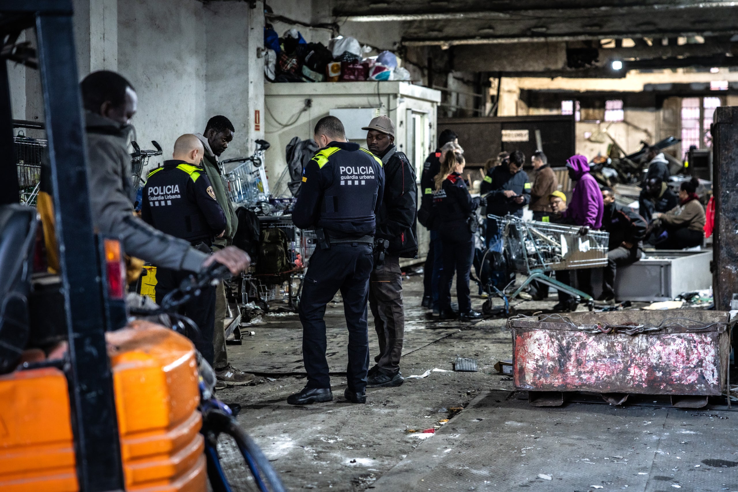 Guàrdies urbans inspeccionen una nau industrial de ferrovellers en el marc del dispositiu 'Kanpai' de Barcelona / Jordi Borràs (ACN)