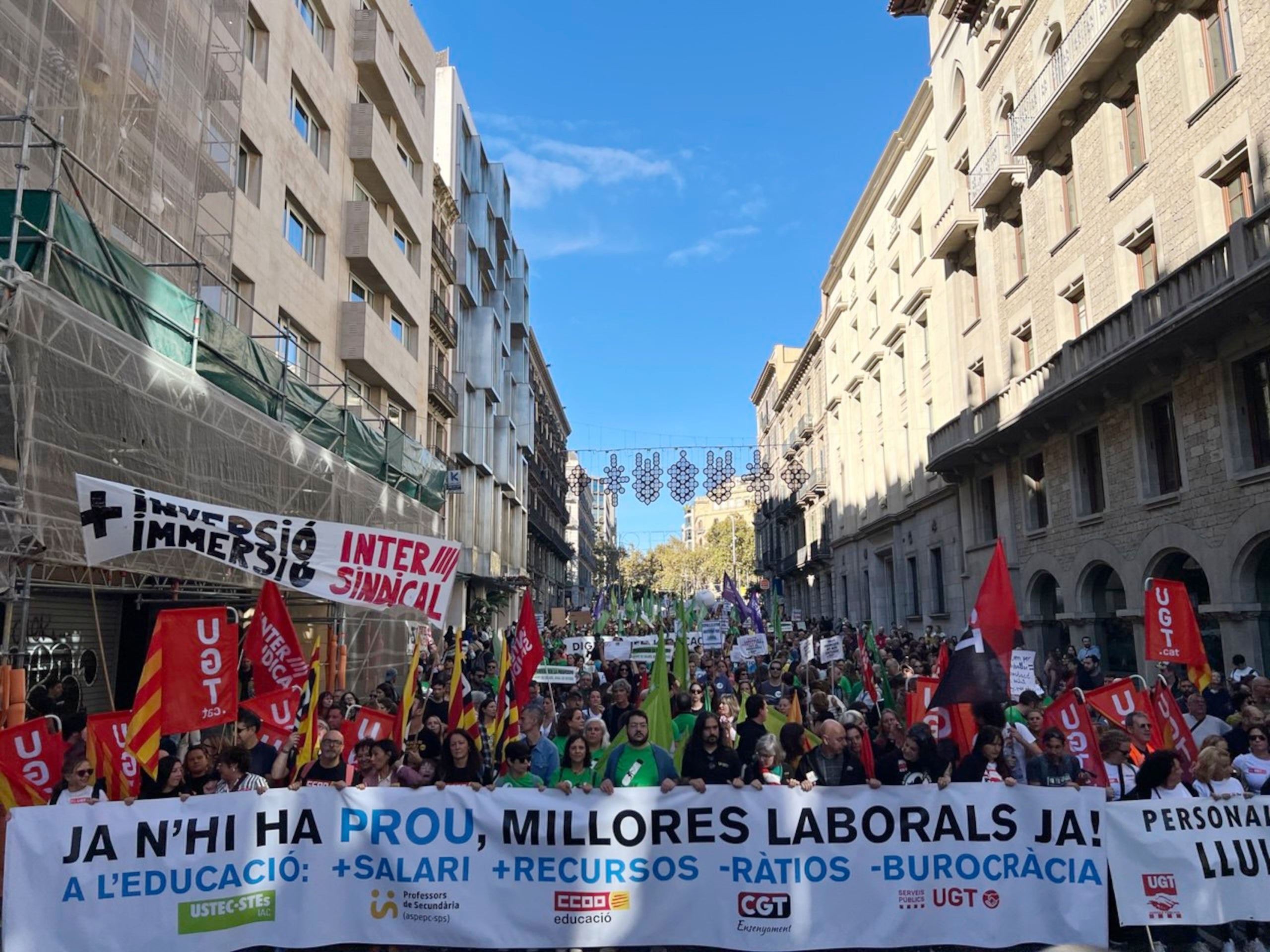 Docentes llenan la Via Laietana en una protesta masiva en Barcelona para reclamar mejoras laborales y educativas / ACN