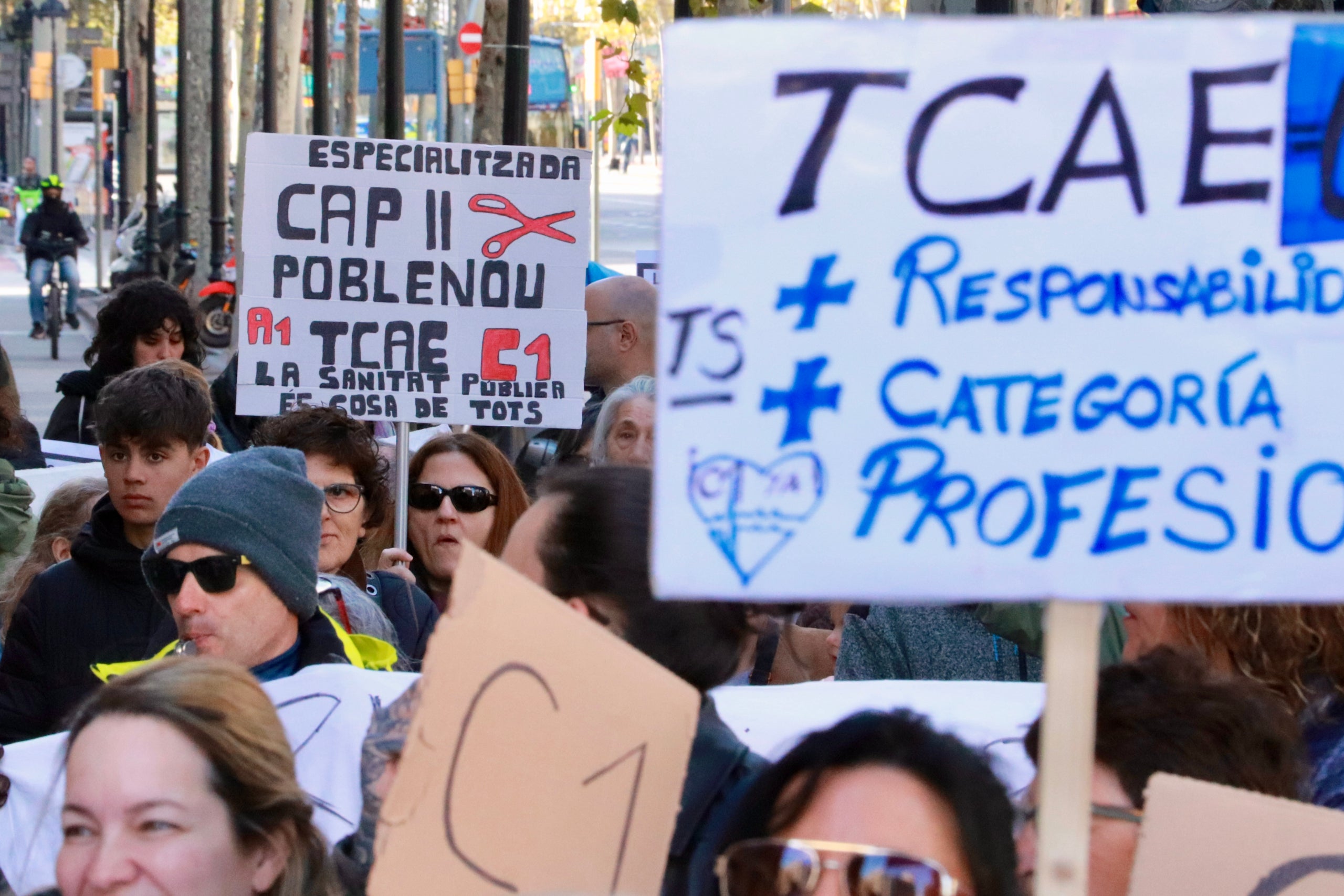 Cartells exhibits a la manifestació de les infermeres i TCAIs al centre de Barcelona. | Gemma Sánchez Bonel (ACN)