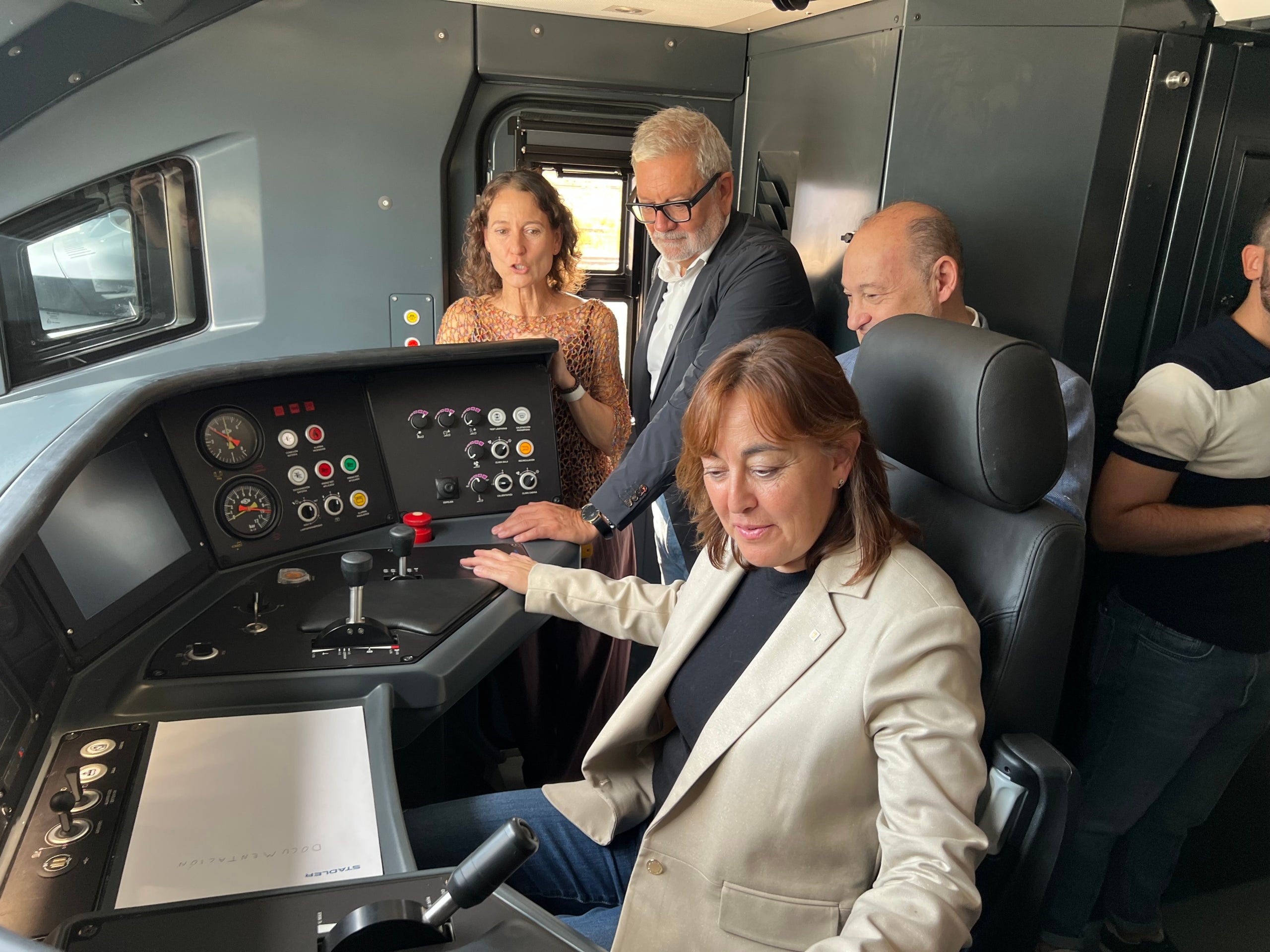 La consellera de Territori, Sílvia Paneque, en la cabina del nuevo tren de FGC para la línea Lleida-Terrassa / ACN