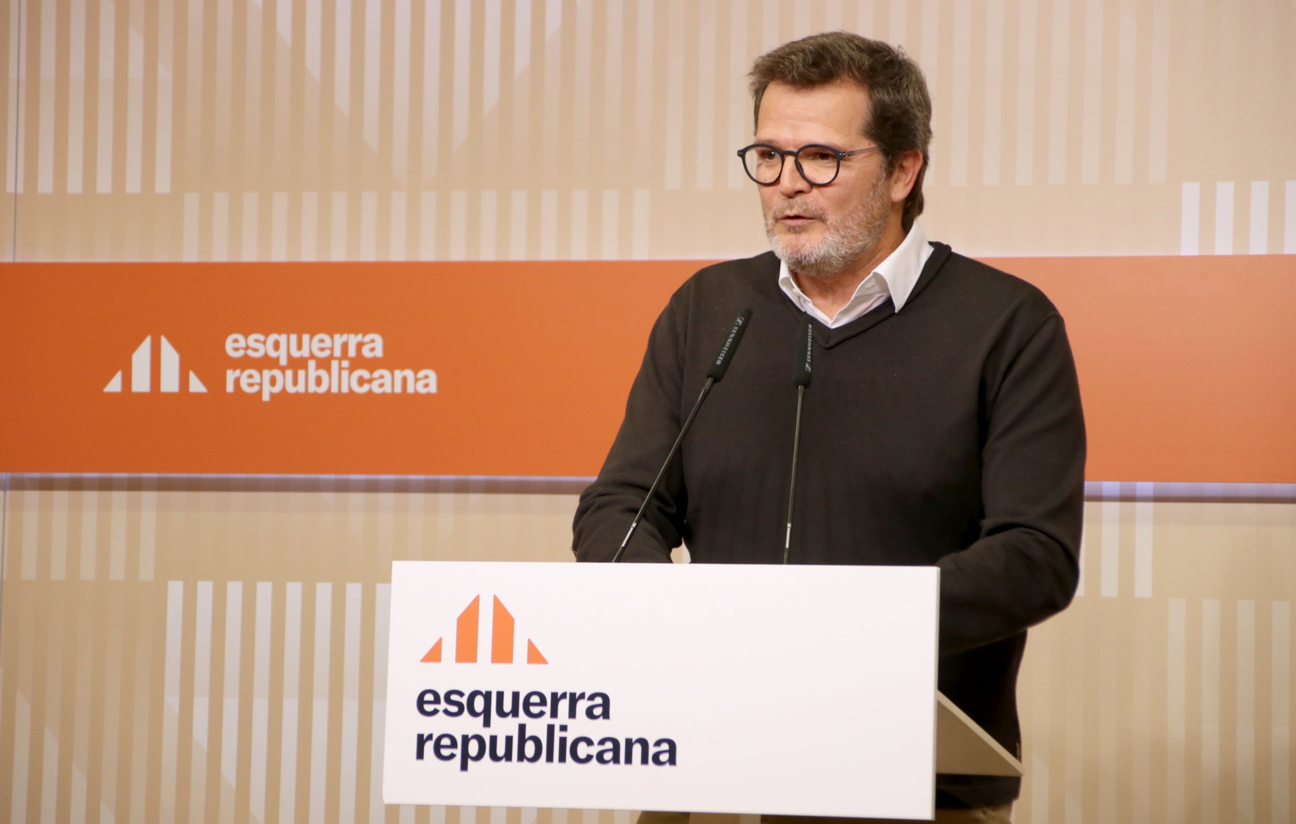 El portavoz de ERC, Isaac Albert, atiende a los medios / ACN