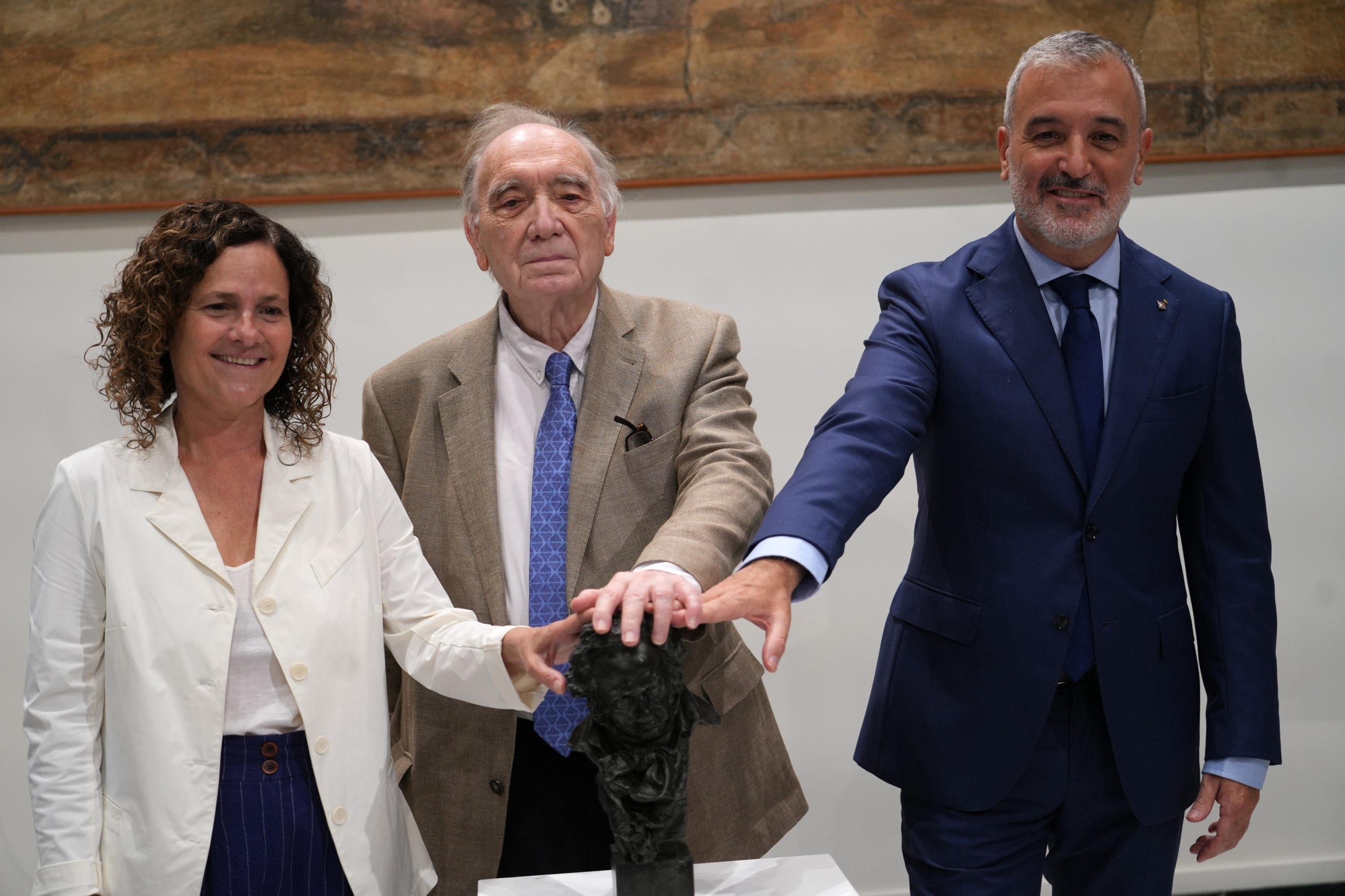 El president de l’Acadèmia de cinema espanyola, Fernando Méndez-Leite; la consellera de Cultura, Sònia Hernández, i l’alcalde de Barcelona, Jaume Collboni, amb una reproducció de les estatuetes dels Premis Goya / ACN