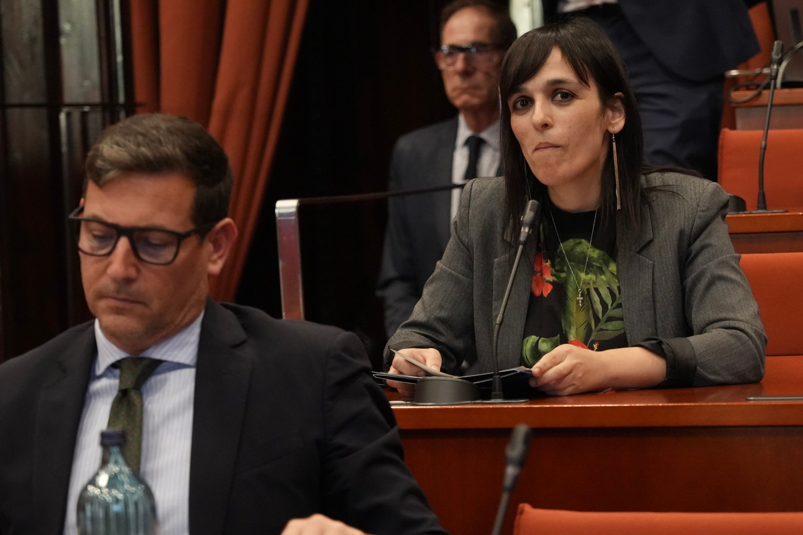 El diputat de Vox Sergio Macián i la diputada d’AC Sílvia Orriols en una comissió del Parlament / ACN