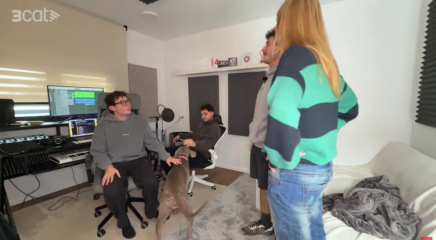 El cantant aprofita per anar a l'estudi - Youtube