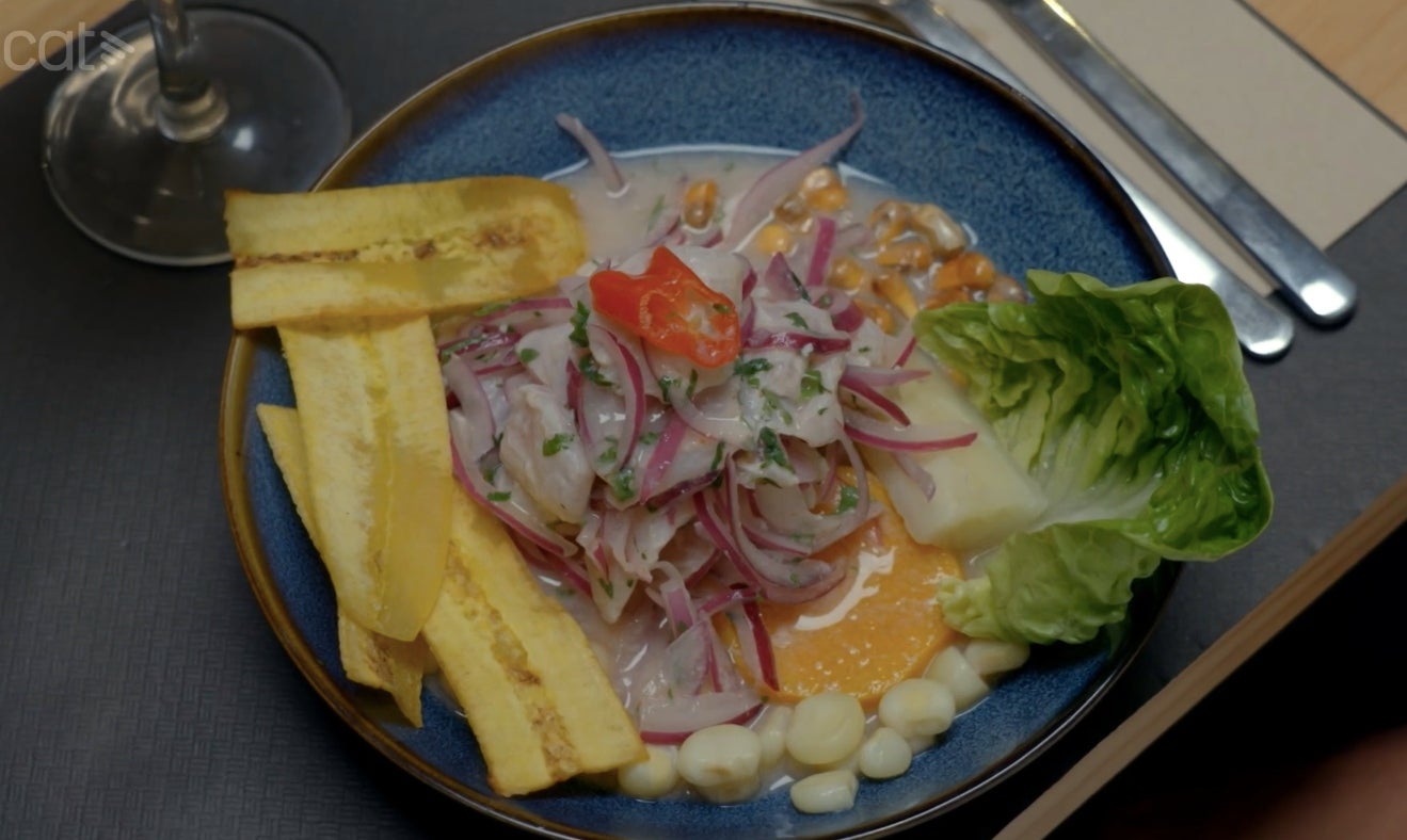 El cebiche estil pescador ha aixecat polseguera pels platans fregits a 'Joc de cartes' _ 3Cat.