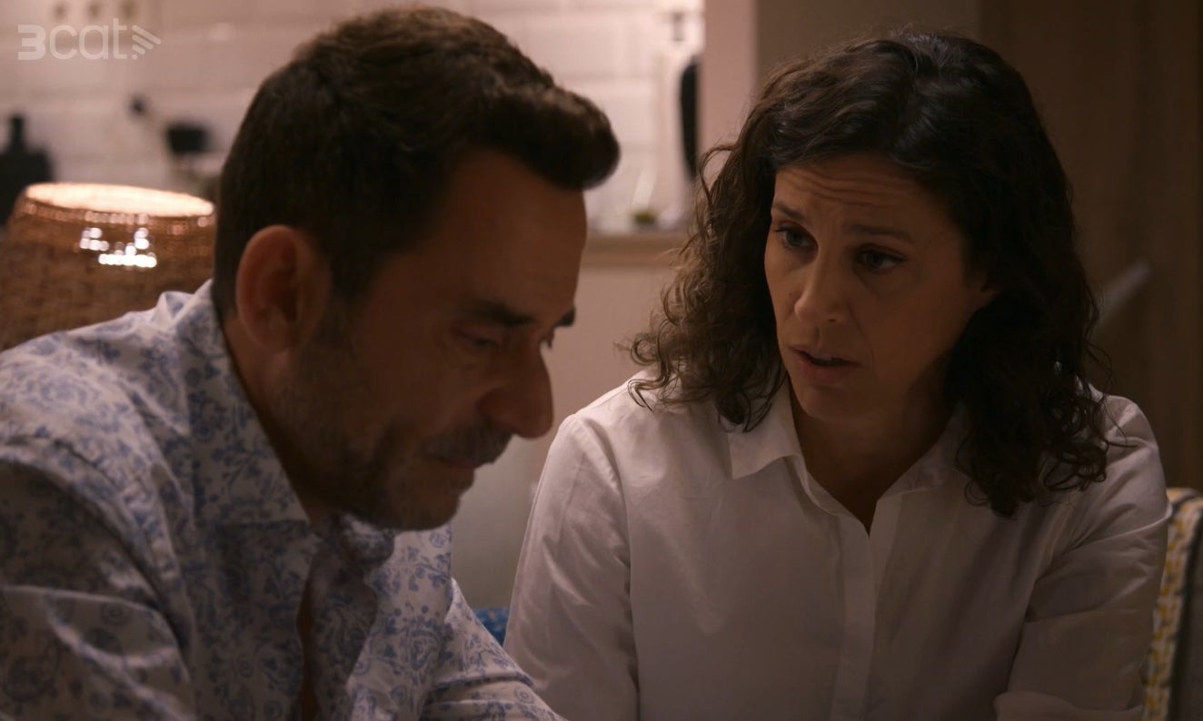 El Francesc busca el consol de l'Ona després que la Sílvia els hagi enxampat a 'Com si fos ahir' | 3Cat