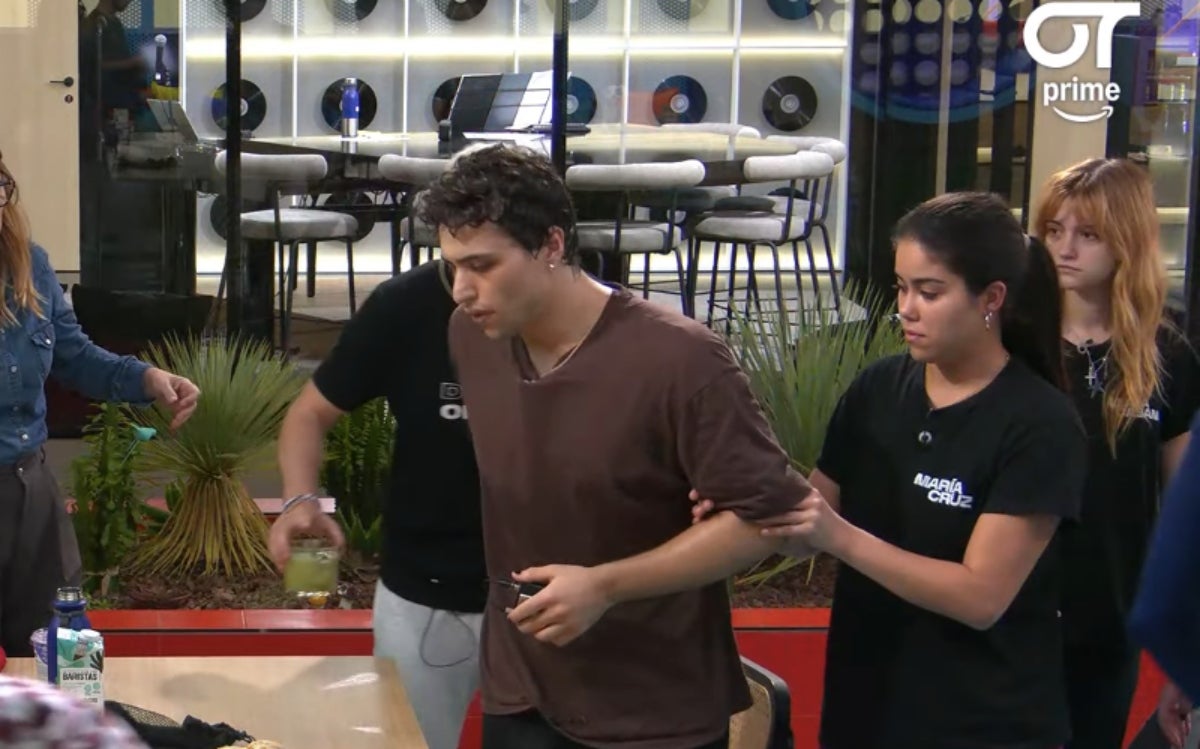 Los concursantes de 'Operación Triunfo' ayudan a su compañero a punto de desmayarse | YouTube