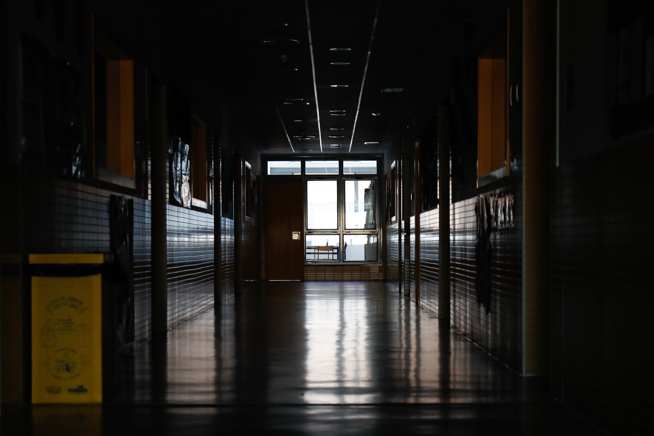 Imagen de archivo del pasillo vacío de un instituto / Óscar J.Barroso (Europa Press)