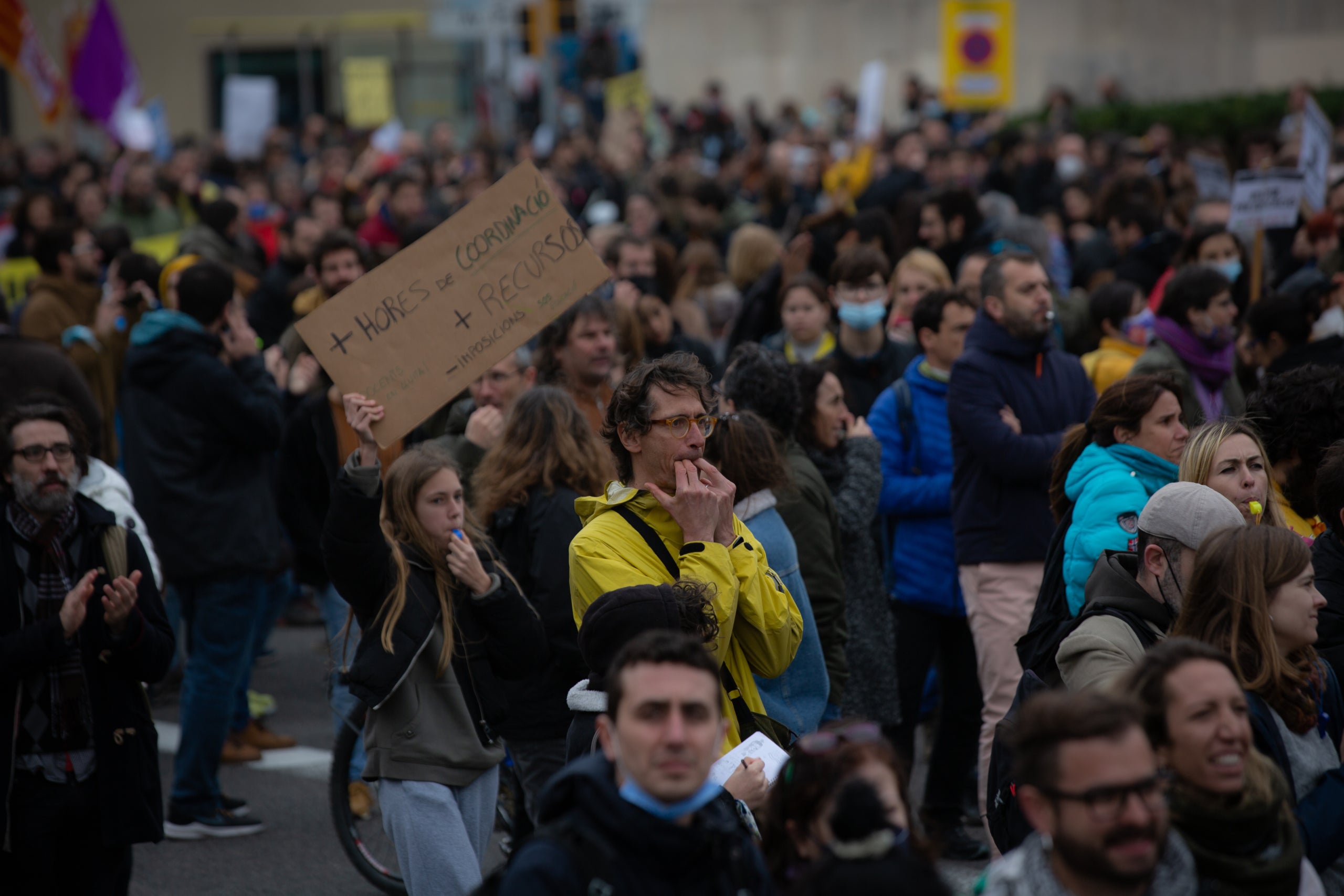 Imagen de varios manifestantes en una de las protestas multitudinarias de la última gran huelga del sistema educativo / David Zorrakino (Europa Press)
