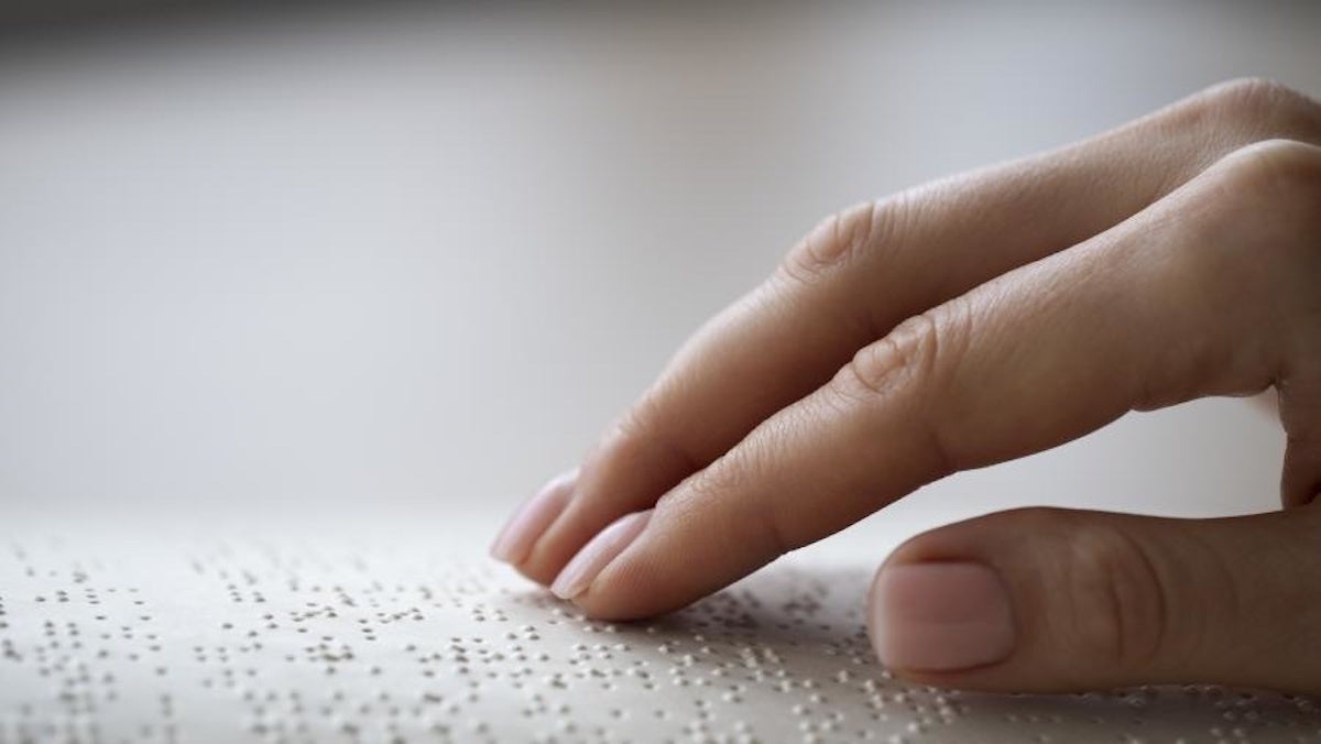 Imatge d'arxiu d'una persona llegint un text en braille / Europa Press