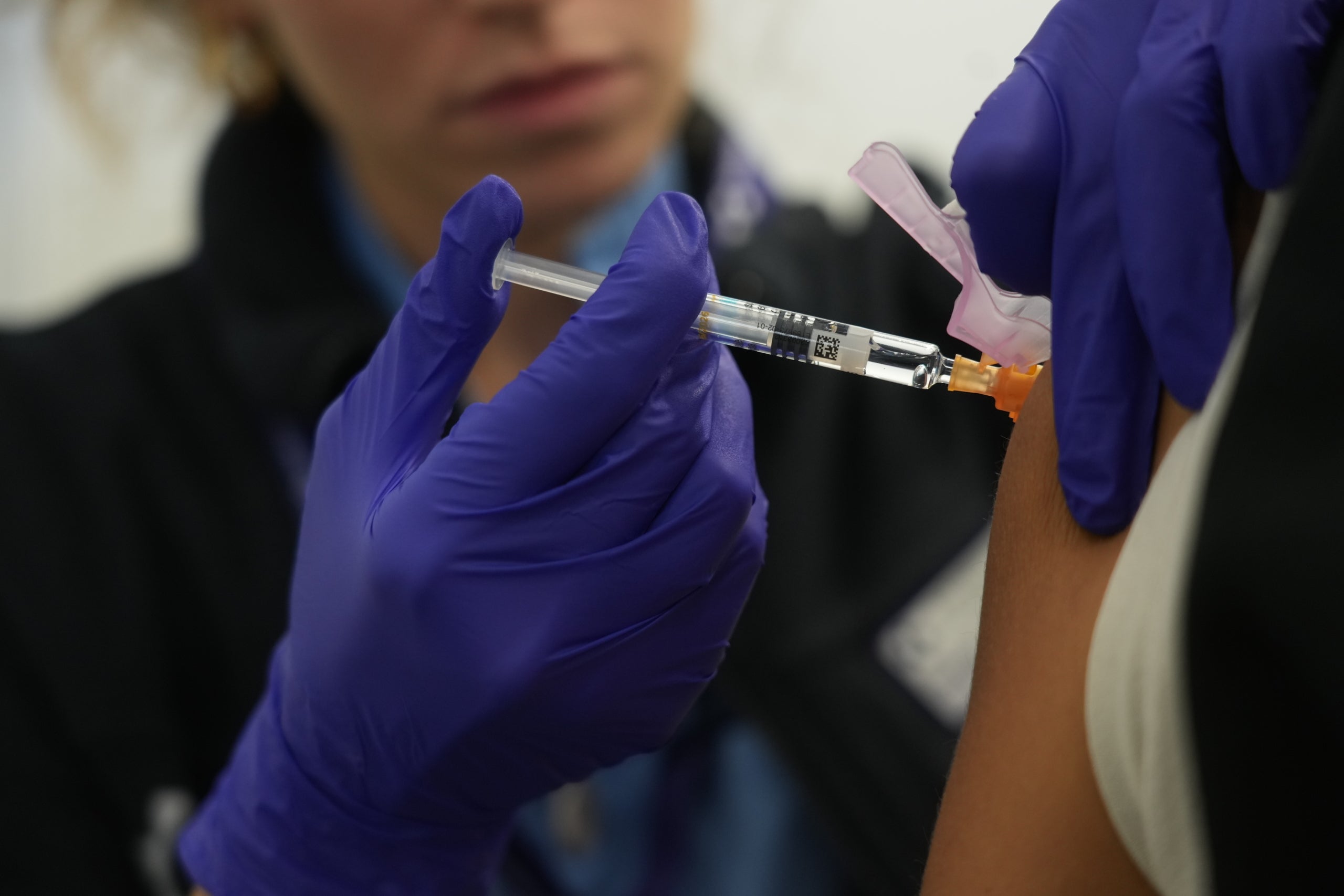 Imatge d'arxiu d'una professional sanitària administrant una vacuna contra la grip / Europa Press