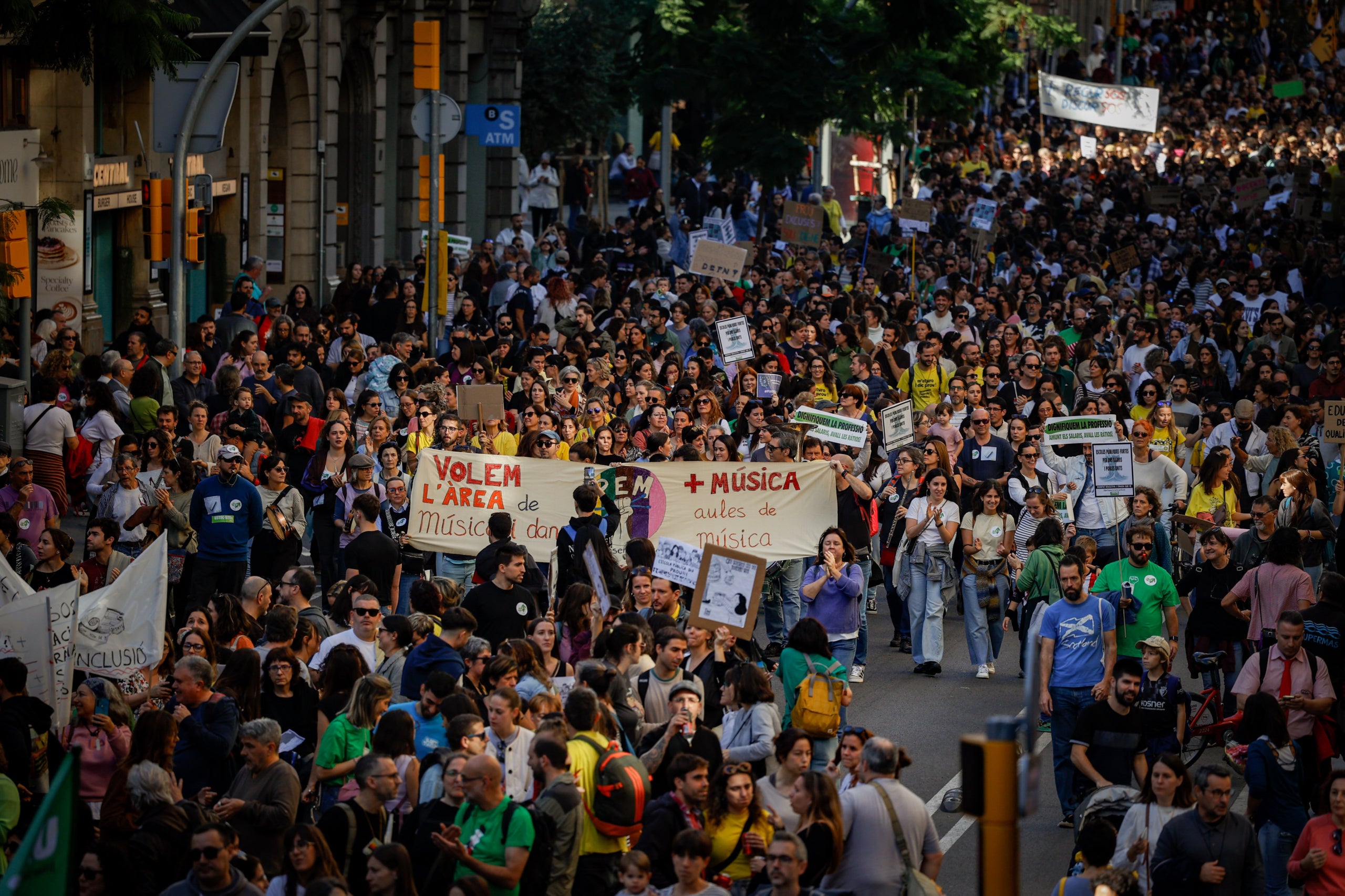 Imagen de la manifestación multitudinaria convocada por los sindicatos de docentes contra la precariedad laboral / Kike Rincón (Europa Press)