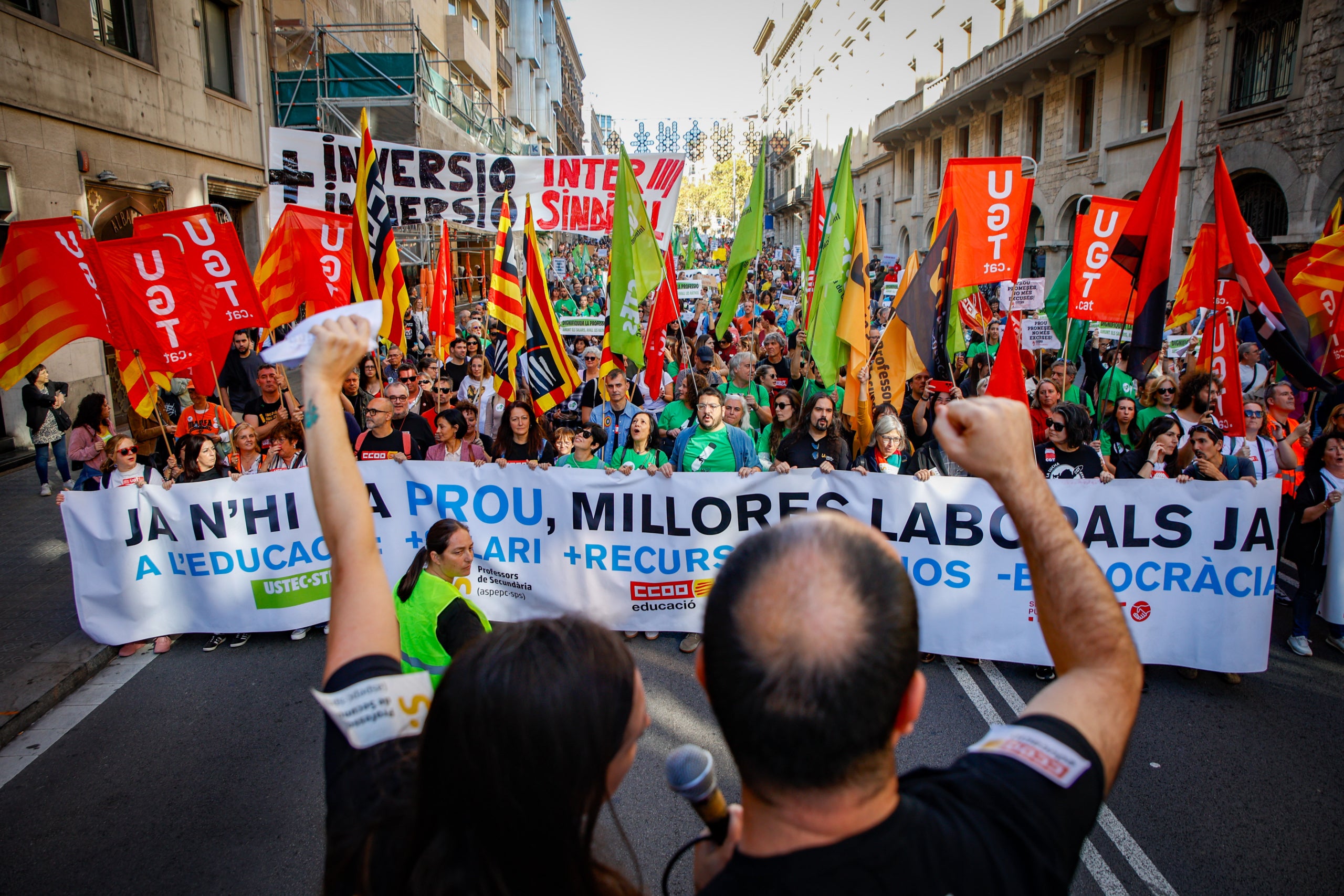 Imagen de la cabecera de la manifestación de docentes del sábado. La pancarta de la Intersindical quedó rota por parte de representantes de CCOO durante la protesta / Kike Rincón (Europa Press)