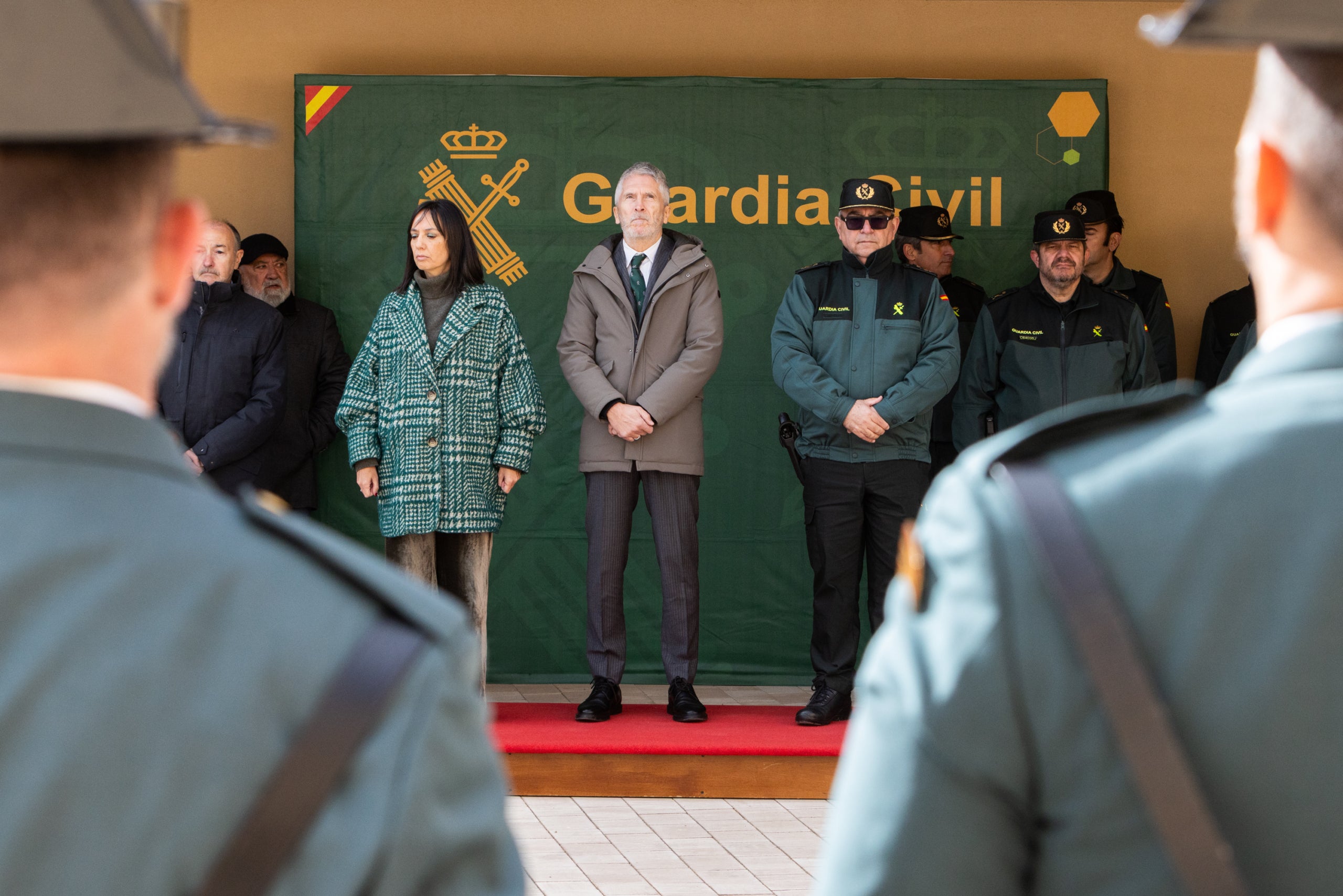 Marlaska rodeado de guardias civiles en Utrillas/Javier Escriche / Europa Press