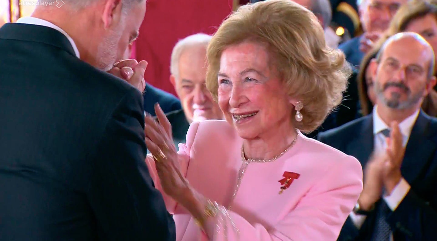 Felip fa un petó a la mare en el seu gran dia - Antena 3