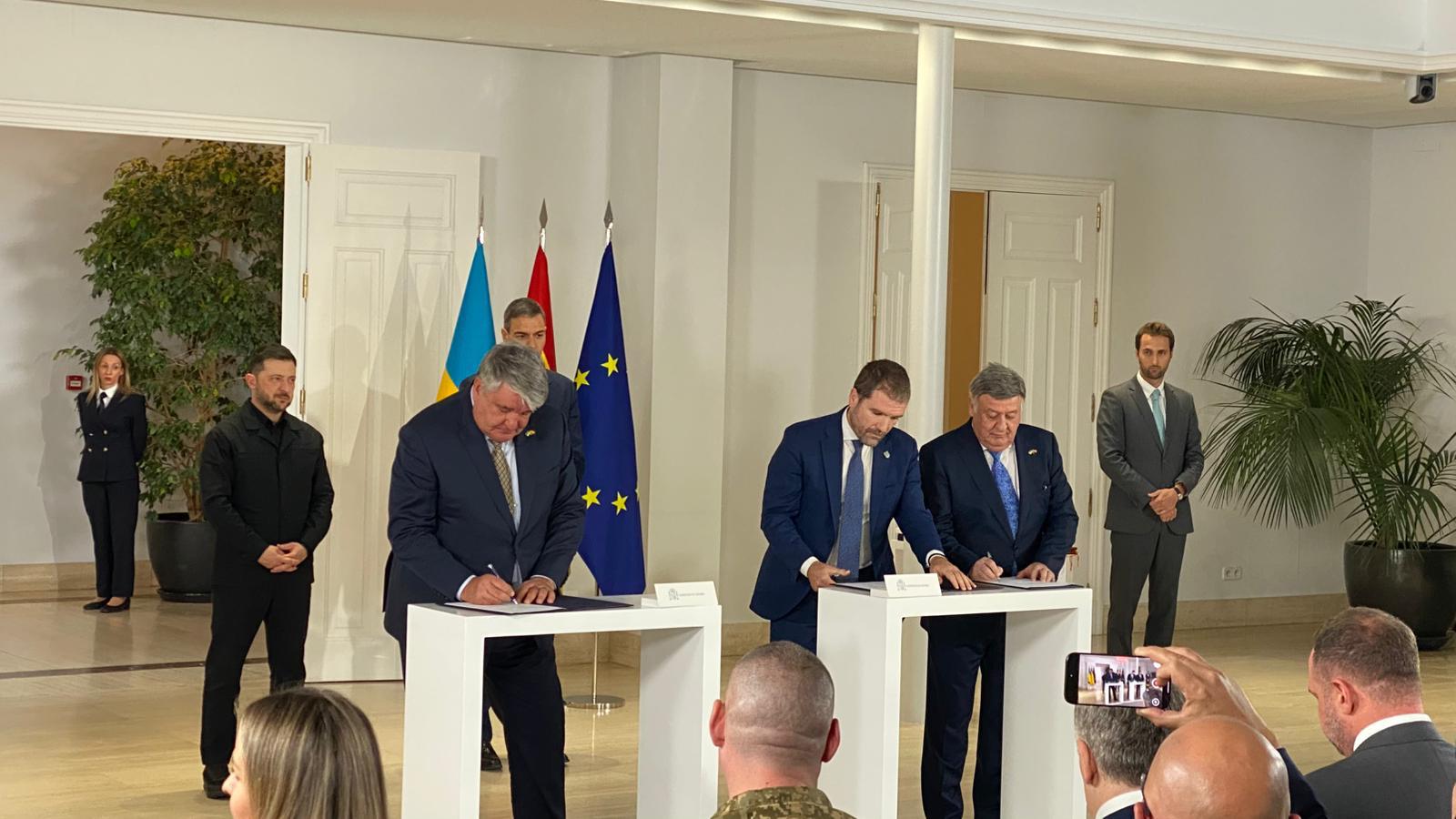 La signatura del conveni entre les empreses militars espanyoles EM&E i Tecnove i la ucraïnesa Practika per a la guerra contra Rússia amb Zelenski i Sánchez al rerefons/EM&E