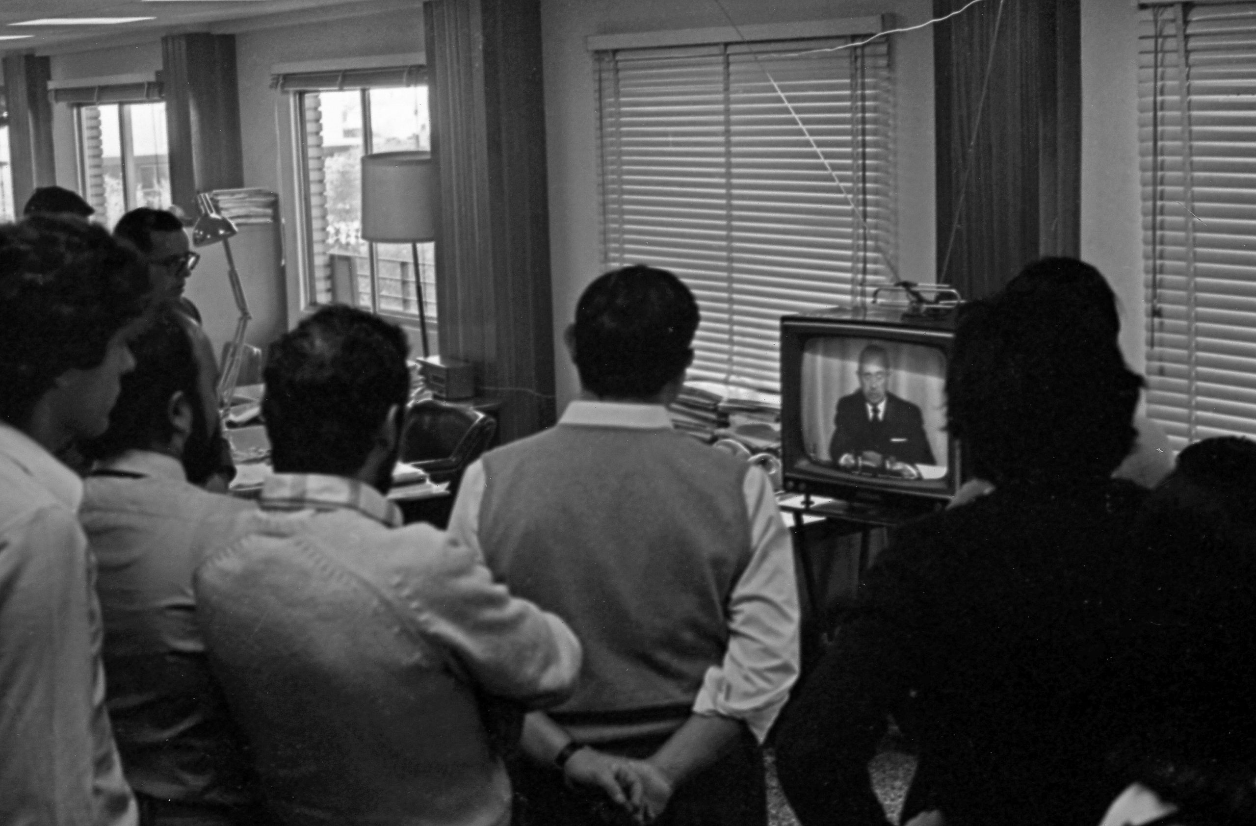 Trabajadores de Europa Press ven a través de un televisor colocado en la oficina de Madrid la retransmisión en directo del mensaje del entonces presidente del gobierno español, Carlos Arias Navarro, que comunicaba la muerte de Franco, el 20 de noviembre de 1975 / Europa Press